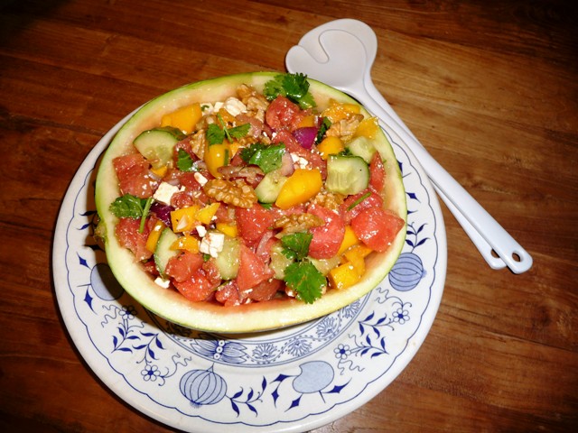 Salade met watermeloen, mango en komkommer