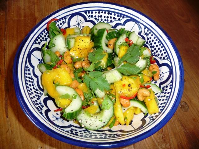 Mexicaanse komkommersalade met mango en rode peper