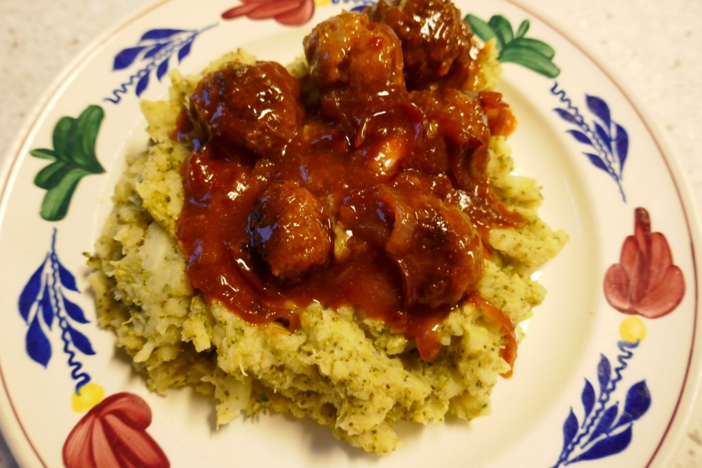 Broccoli stamppot met gehaktballetjes in een licht pittige jus