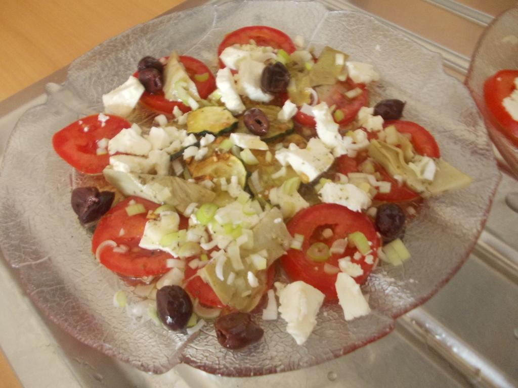Griekse courgettesalade met tomaat, feta, artisjokharten en olijven