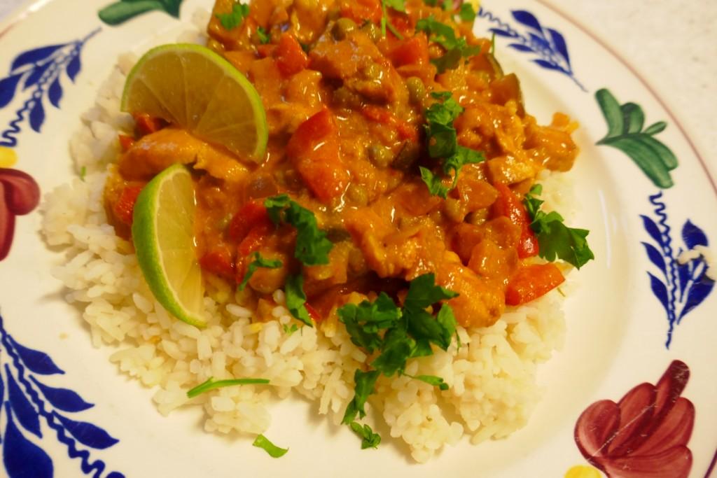 Kleurrijke Curry met kip en groentjes.