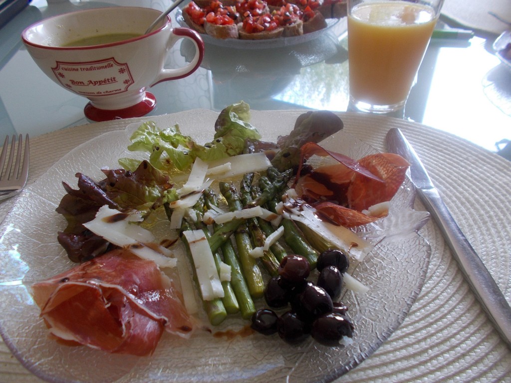 Spaanse salade van groene asperges, serranoham en manchego