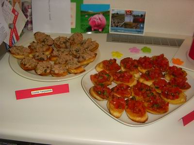 Crostini of bruschetta met tomaat- en tonijnsalade