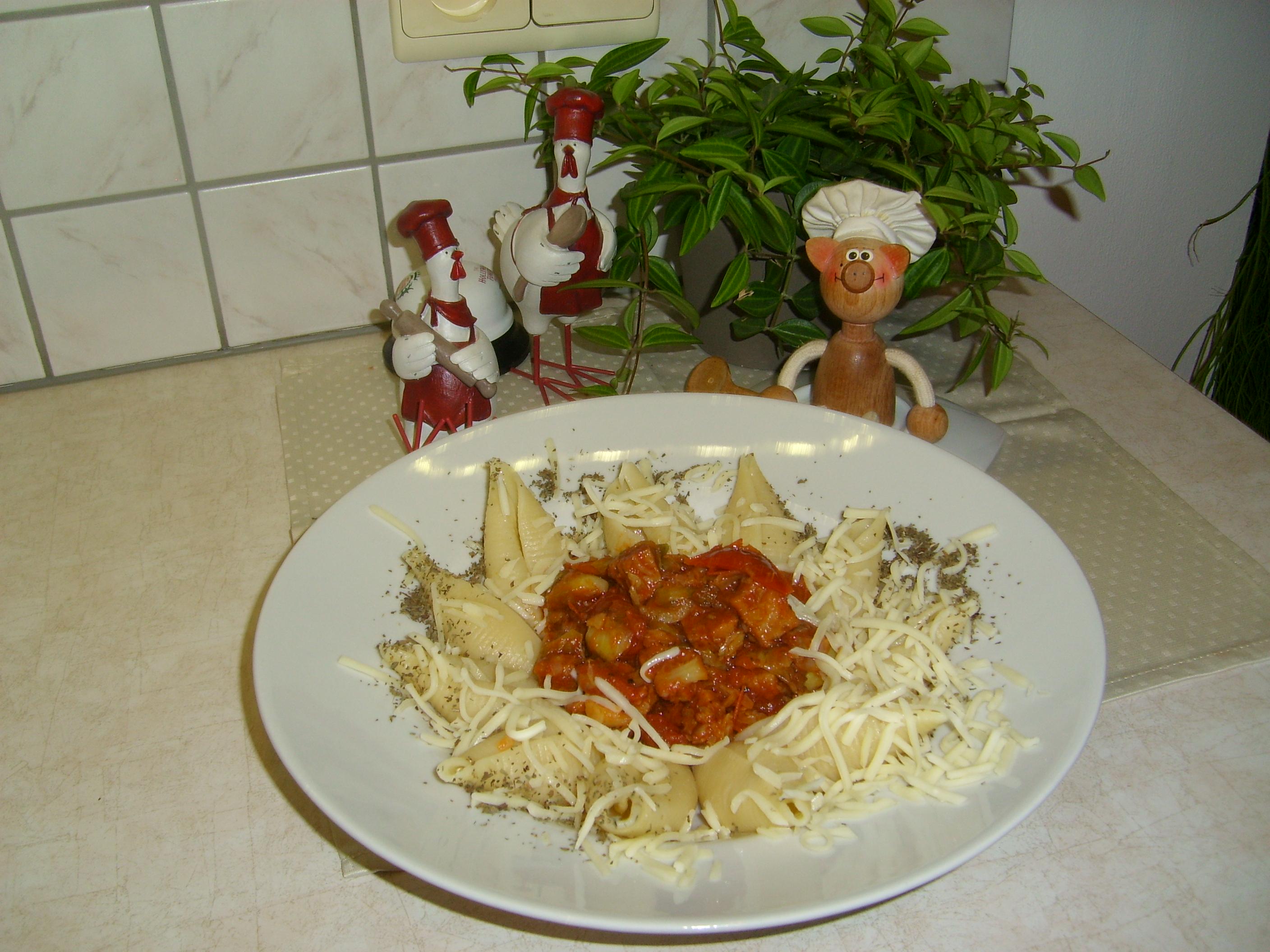 Reuze schelppasta vergezeld van tomatensaus en kippenblokjes