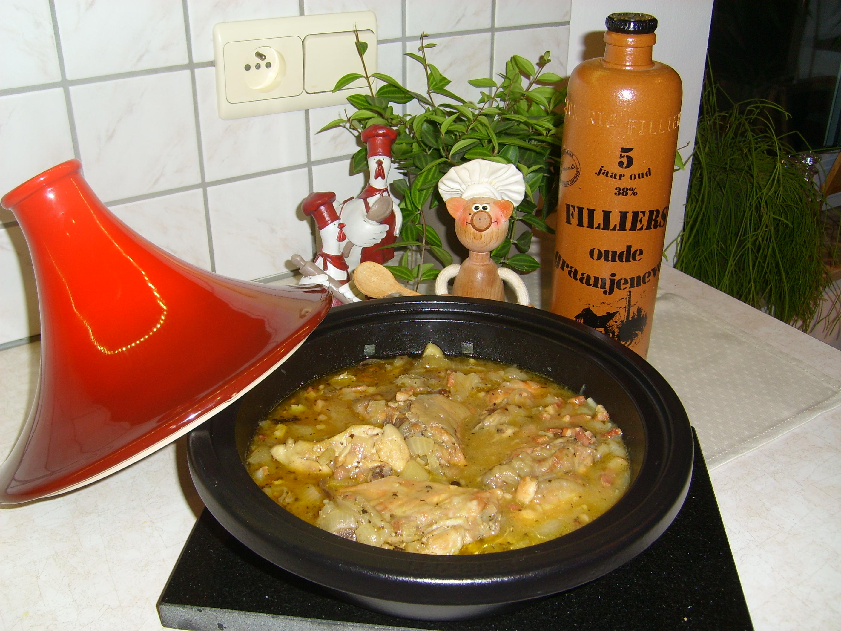 Tajine: kip bedolven onder de ajuin met heerlijke kruiden