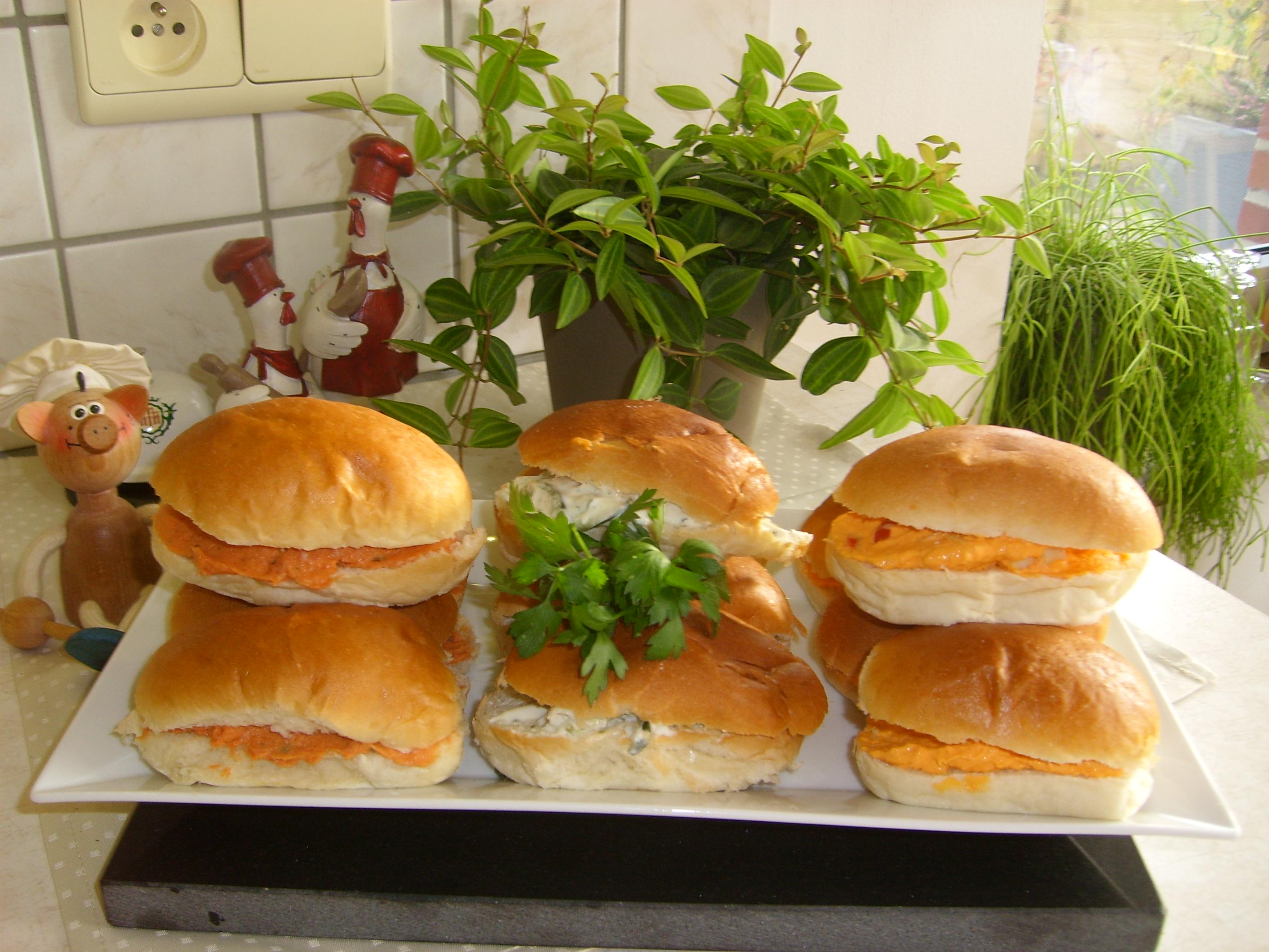 Mini sandwiches rijkelijk besmeerd