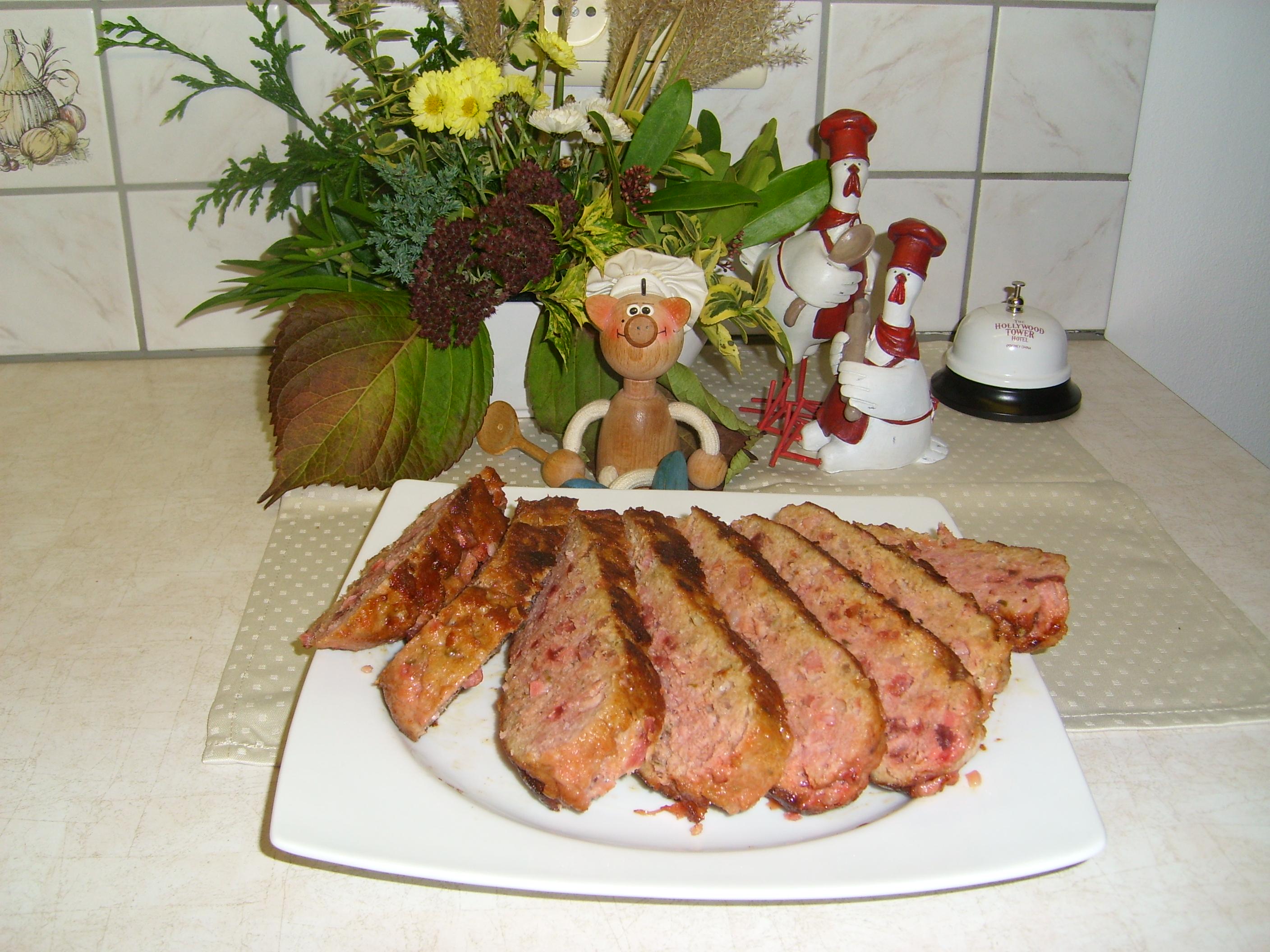 Gehaktbroodje met rode biet