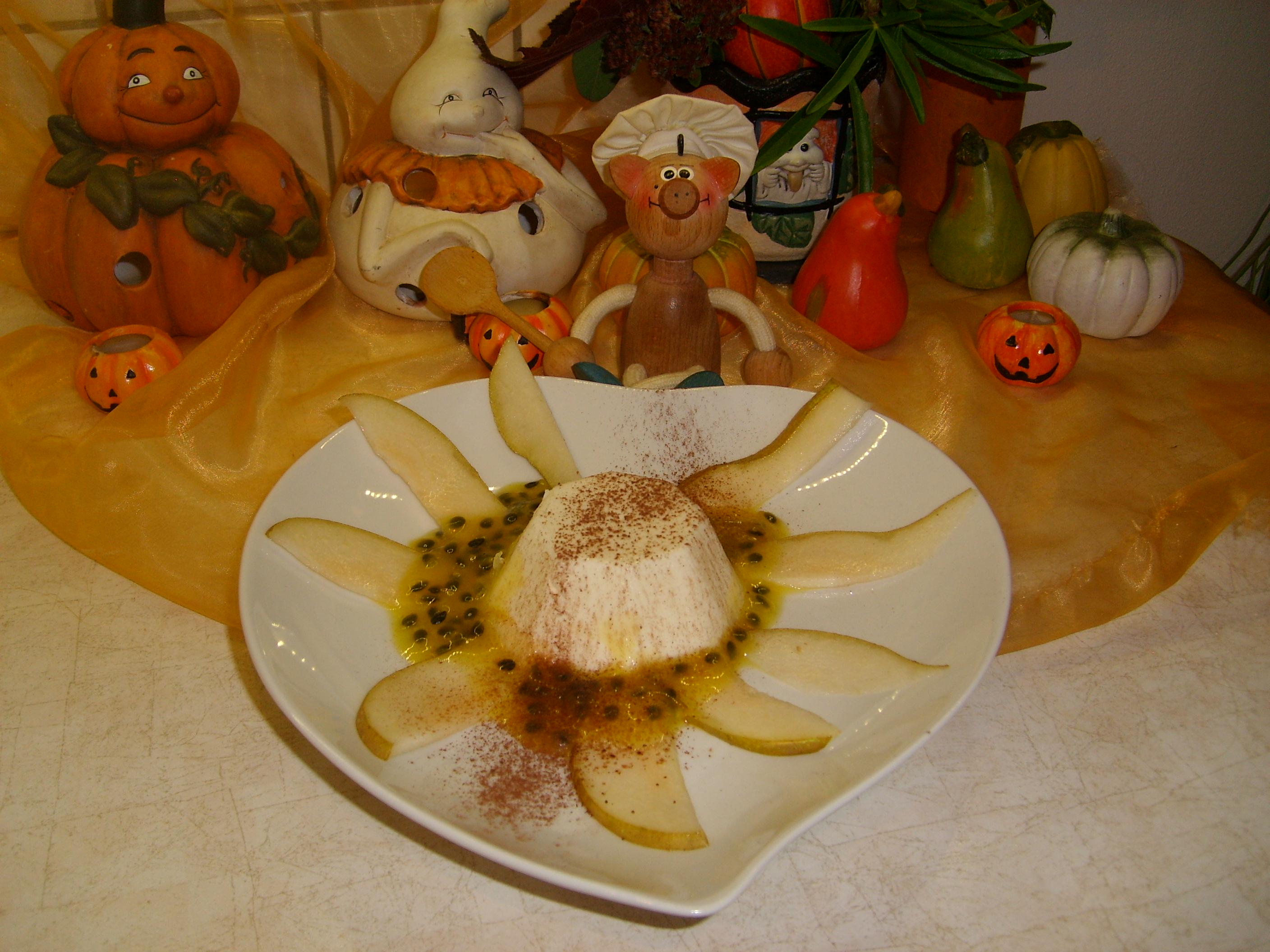Dessert: yoghurt-taartje met peer en een coullis van passievruchten 