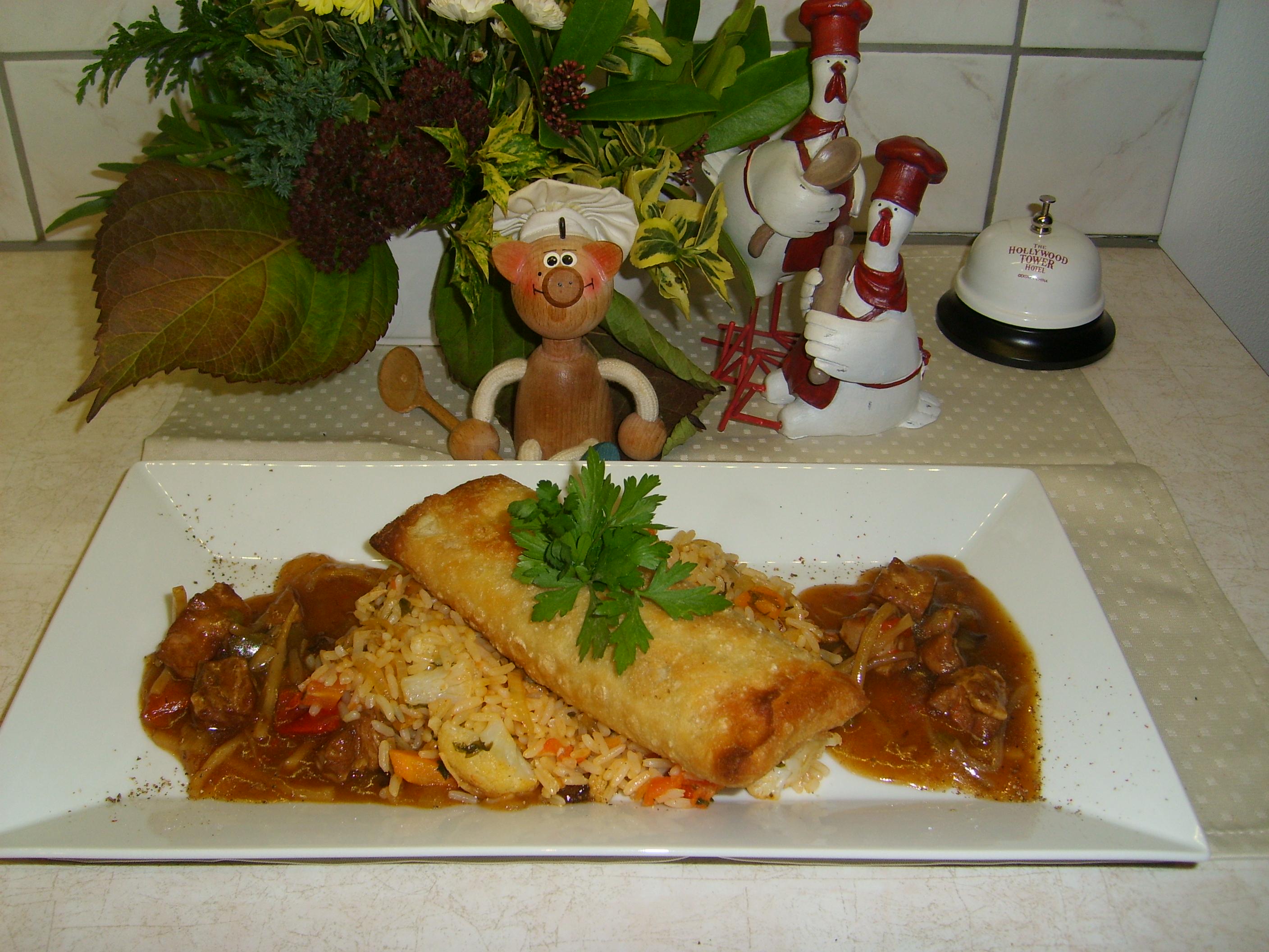 Dagschotel: hertenvlees met groenten, rijst en loempia