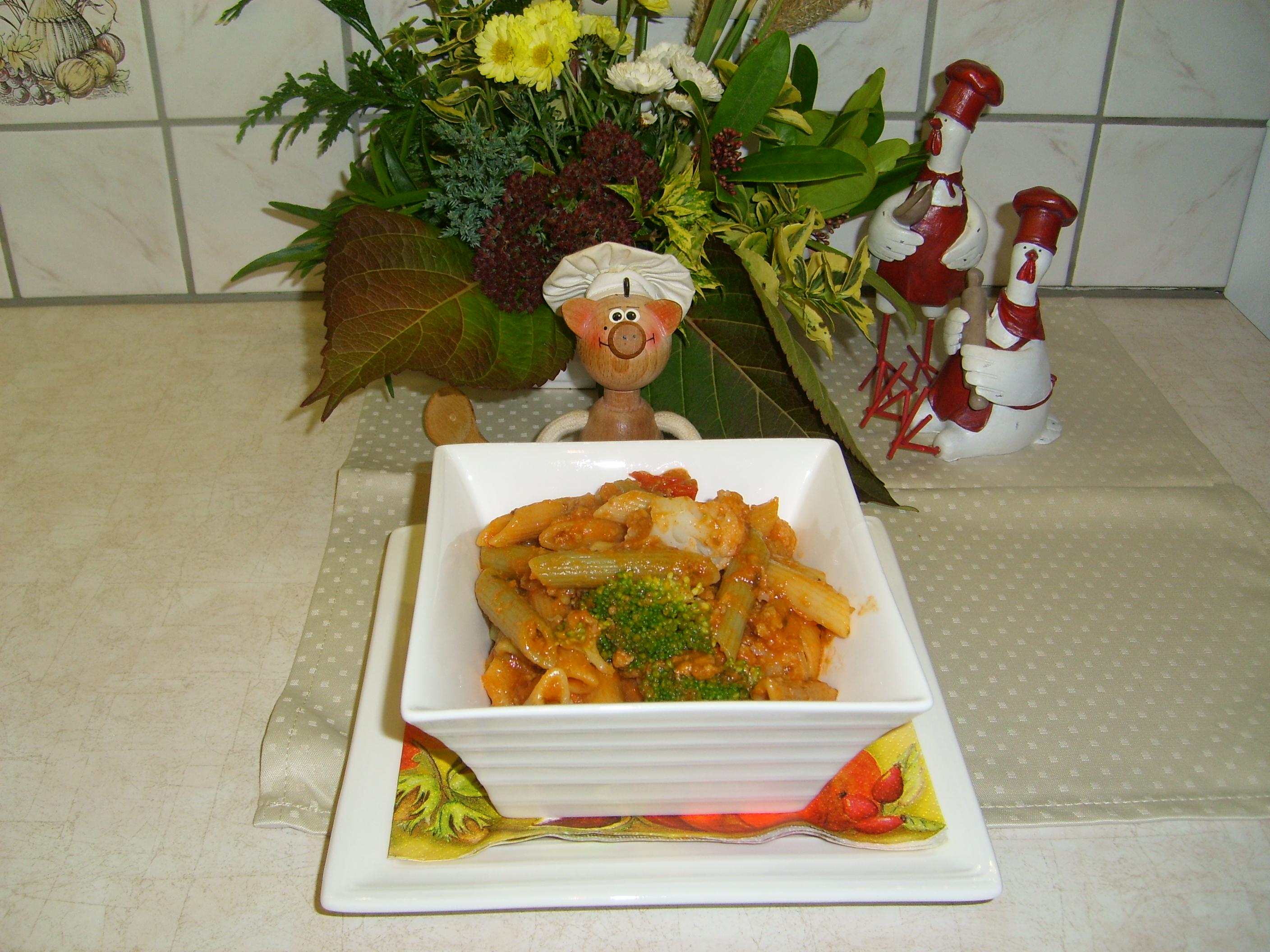 Dagschotel: tricolore penne met spaghetti saus en groenten 