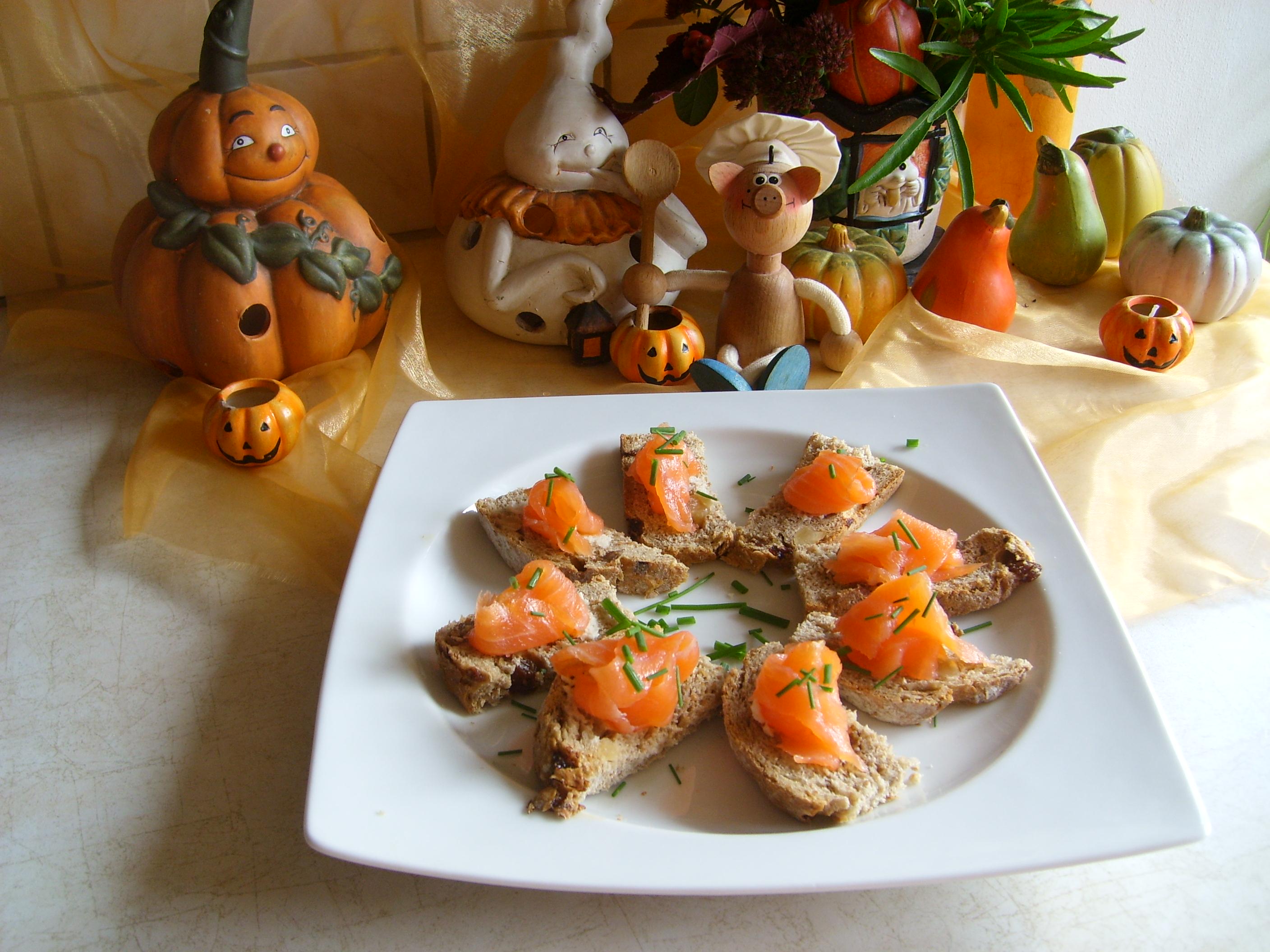 Hapjes: notenbrood belegd met gerookte zalm