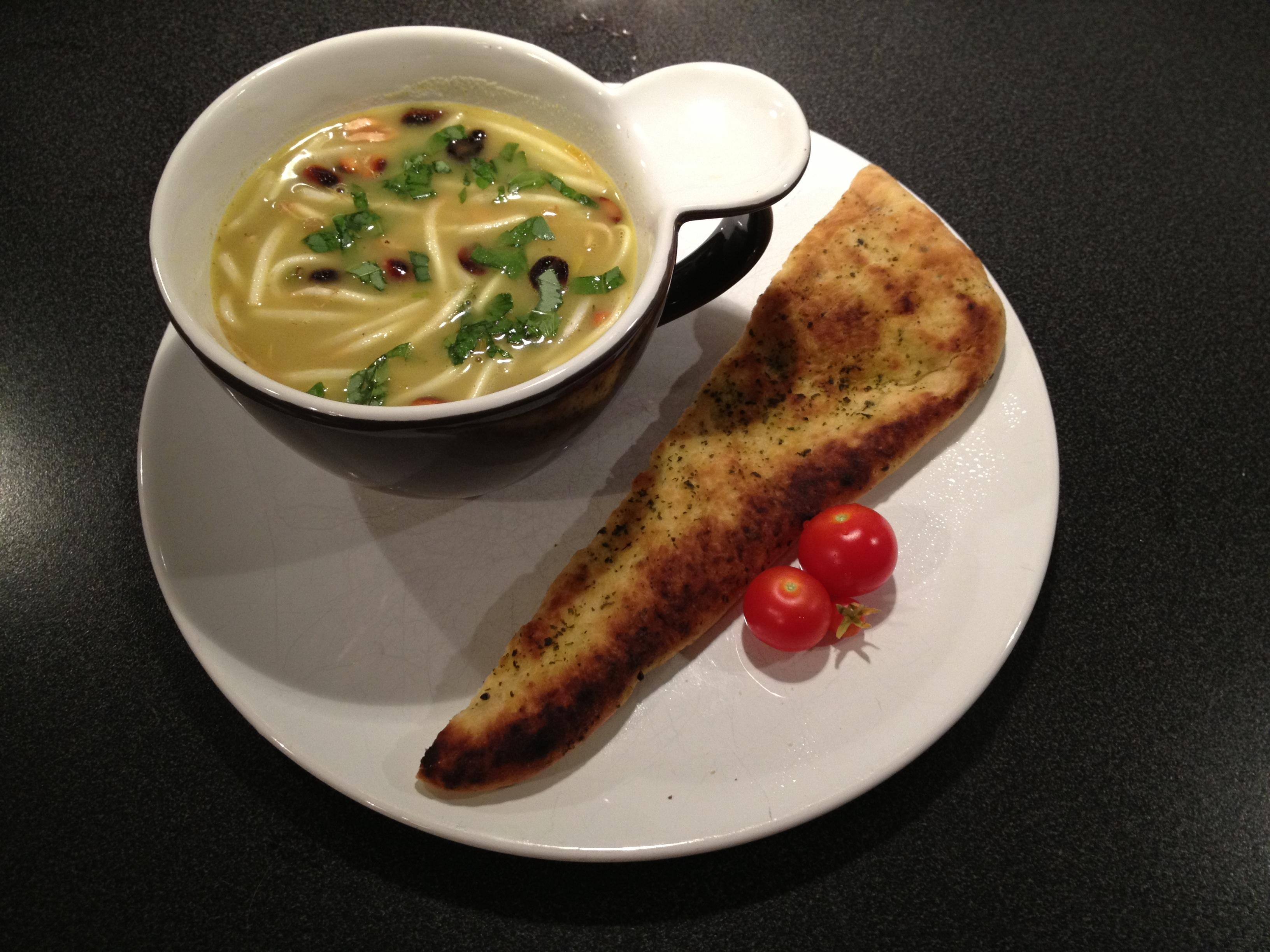 Thaise kerriesoep met naanbrood