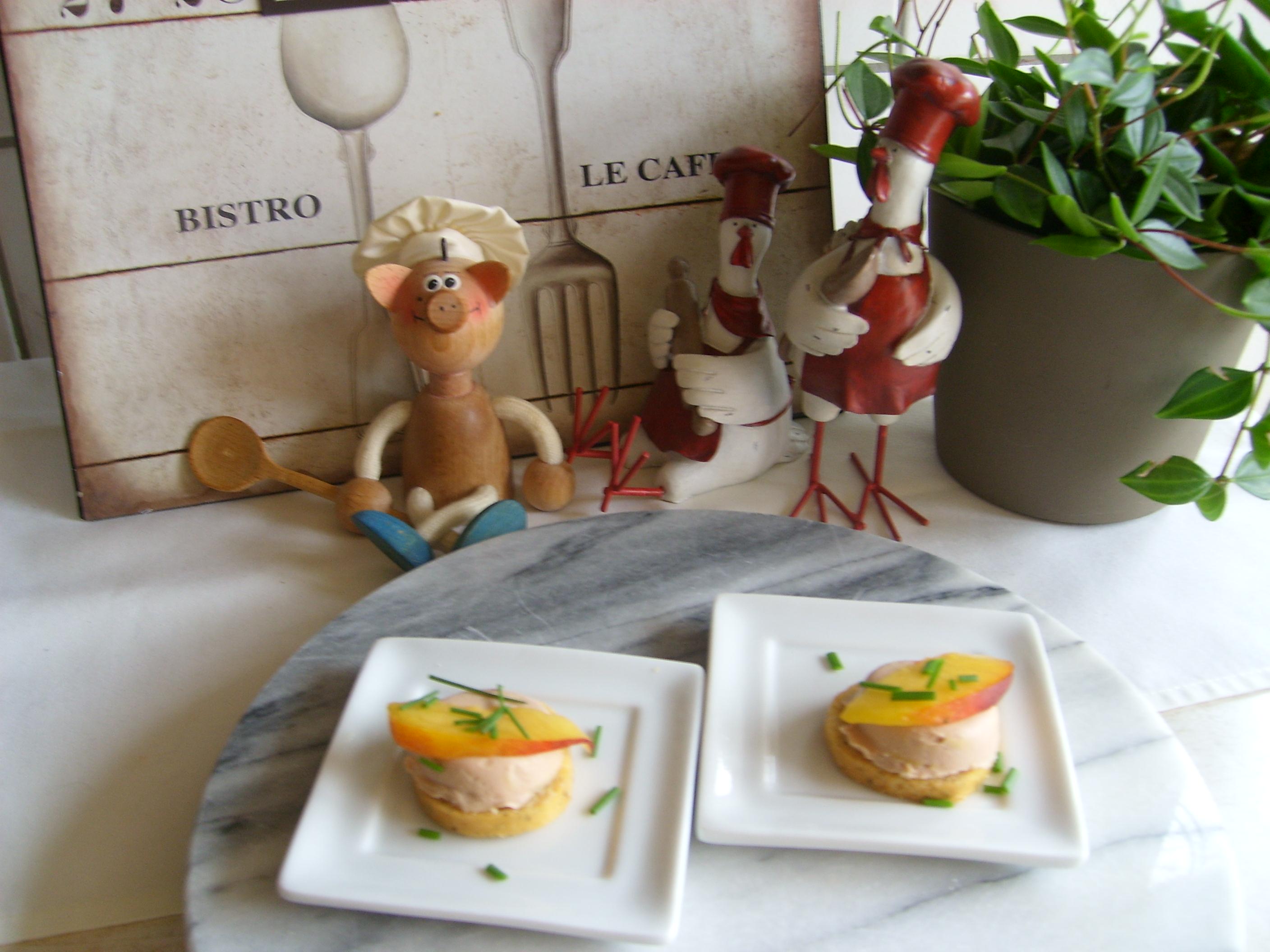 Hapje: ganzenleverpastei met nectarine