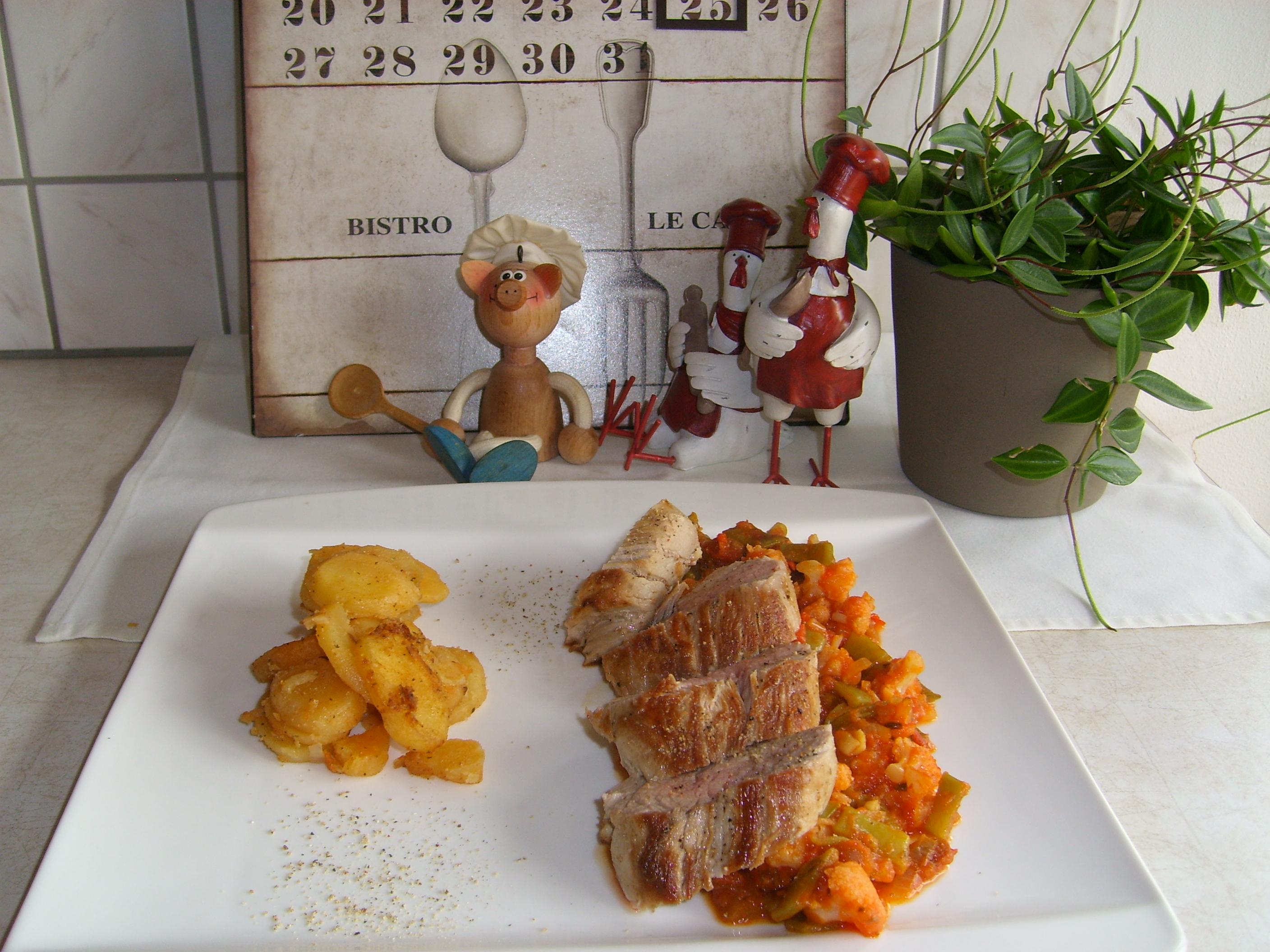 Dagschotel: varkenshaasje met opgebakken aardappelen met duo van groenten in een tomatensausje                                                                      