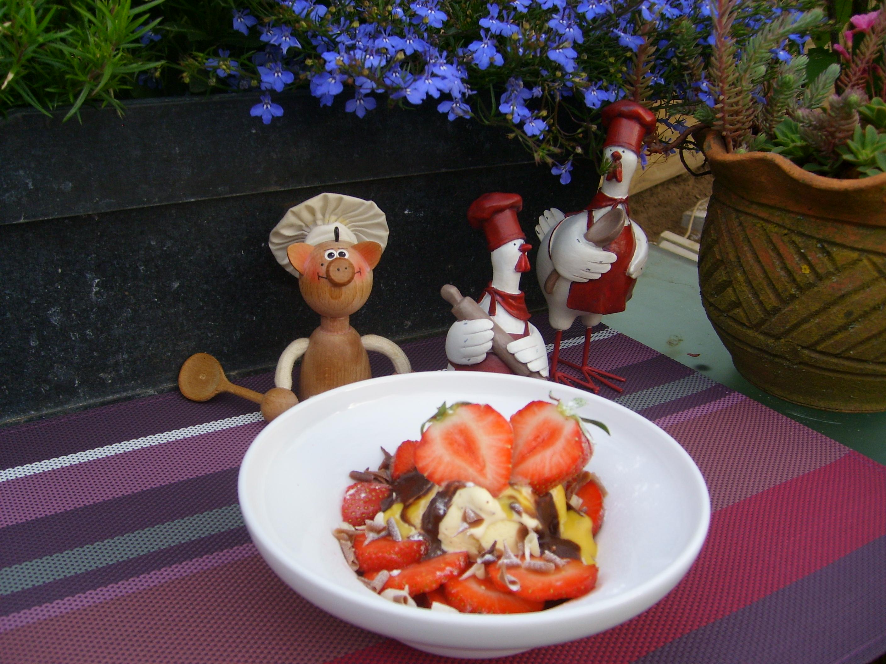 Dessert: coupe aardbeien met lekkernijen