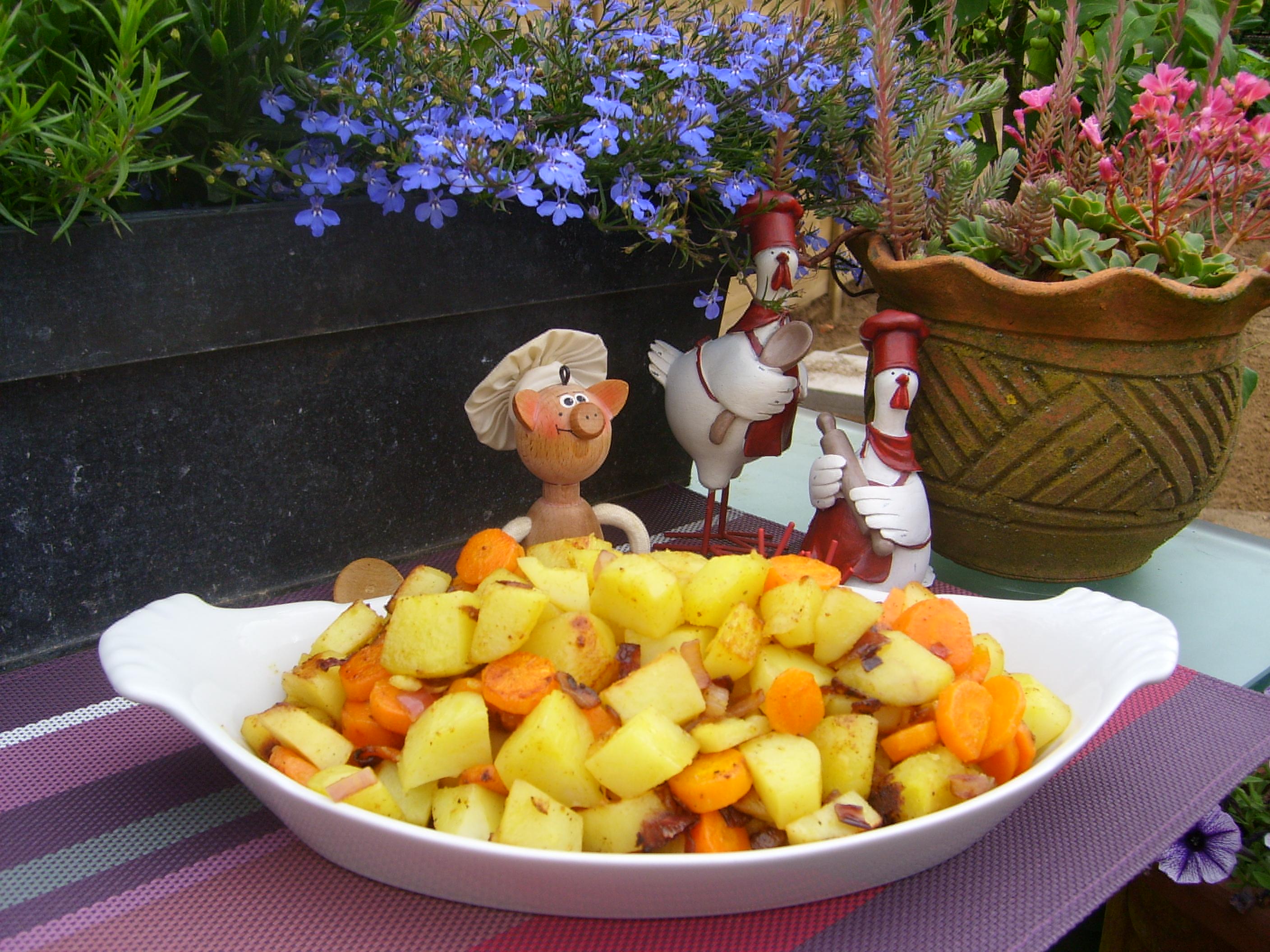 Aardappelen opgebakken met worteltjes en rode ajuin