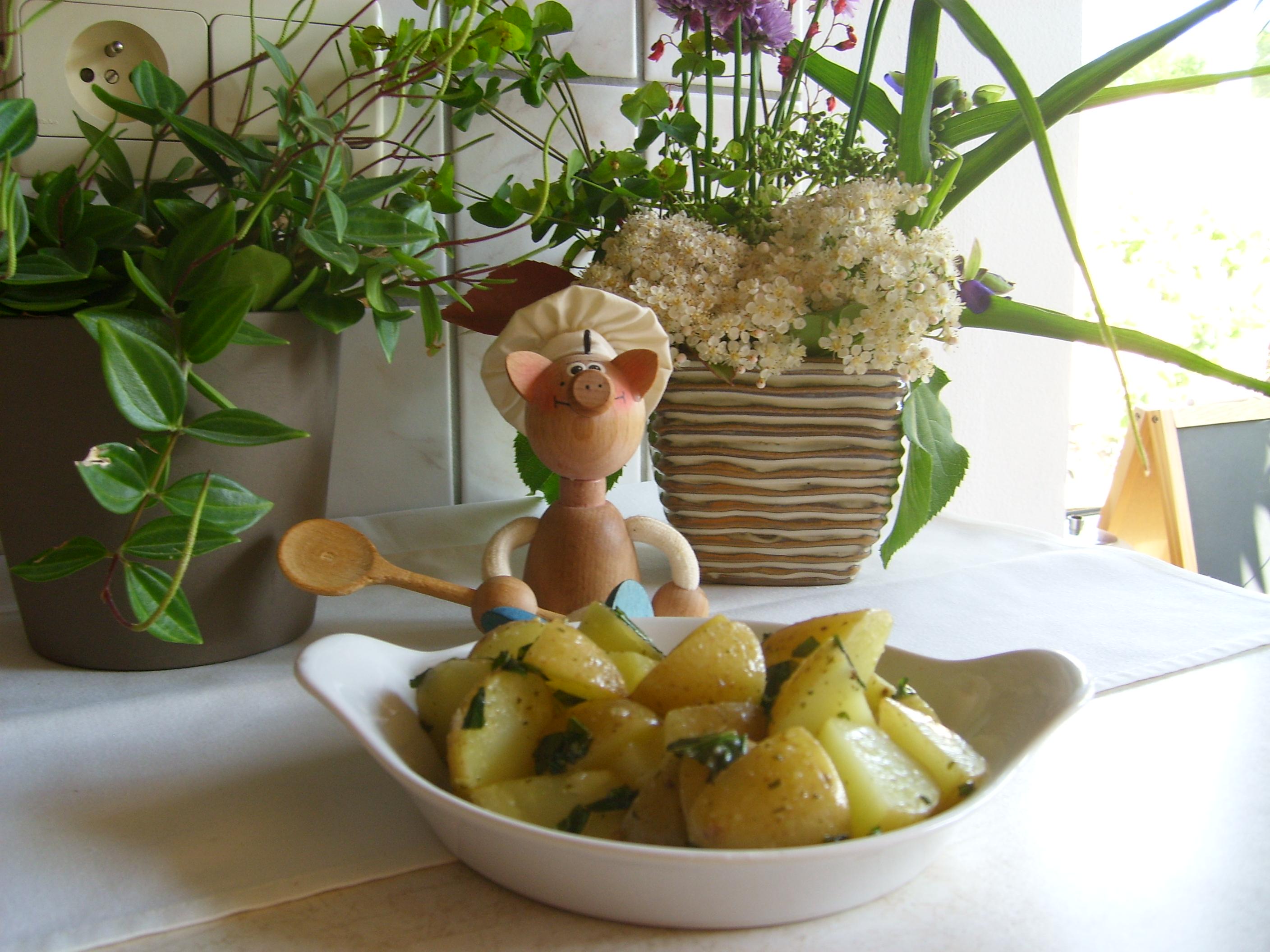 Aardappelkrieltjes in schil verwend door koriander en kruidenboter