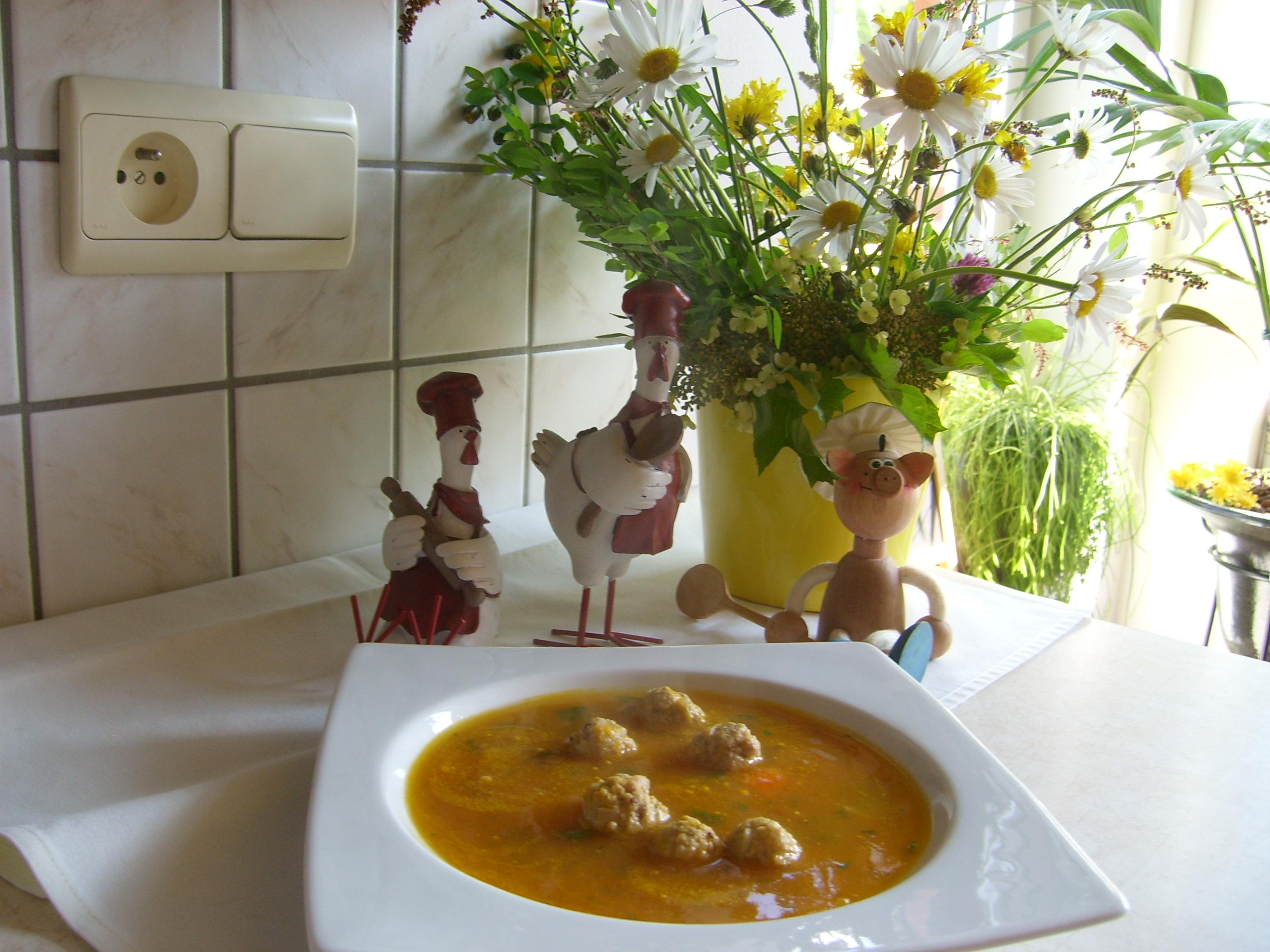 Soep: wortel-koriander met balletjes