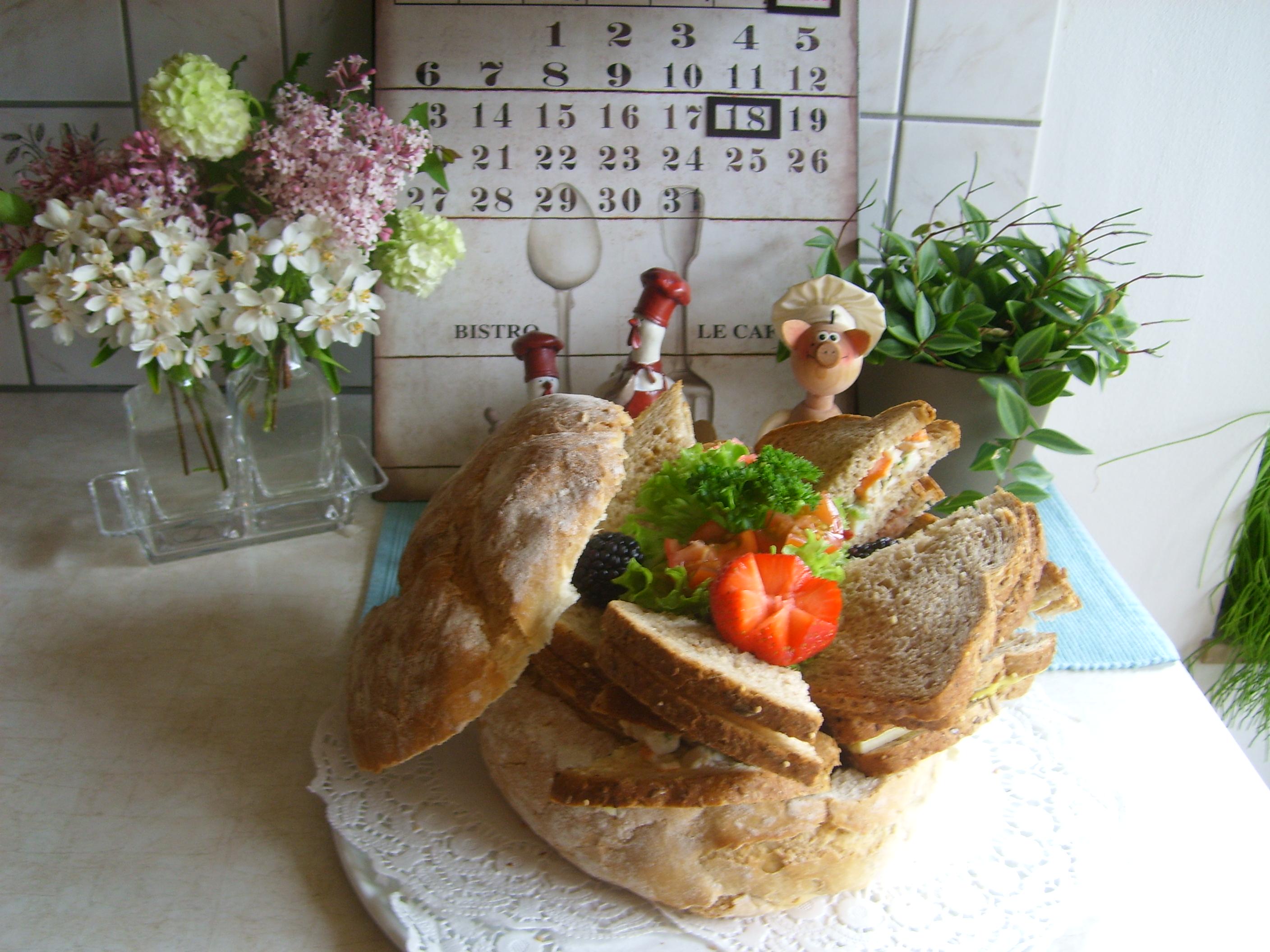 Verrassingsbrood gevuld met heerlijke besmeerde boterhammen