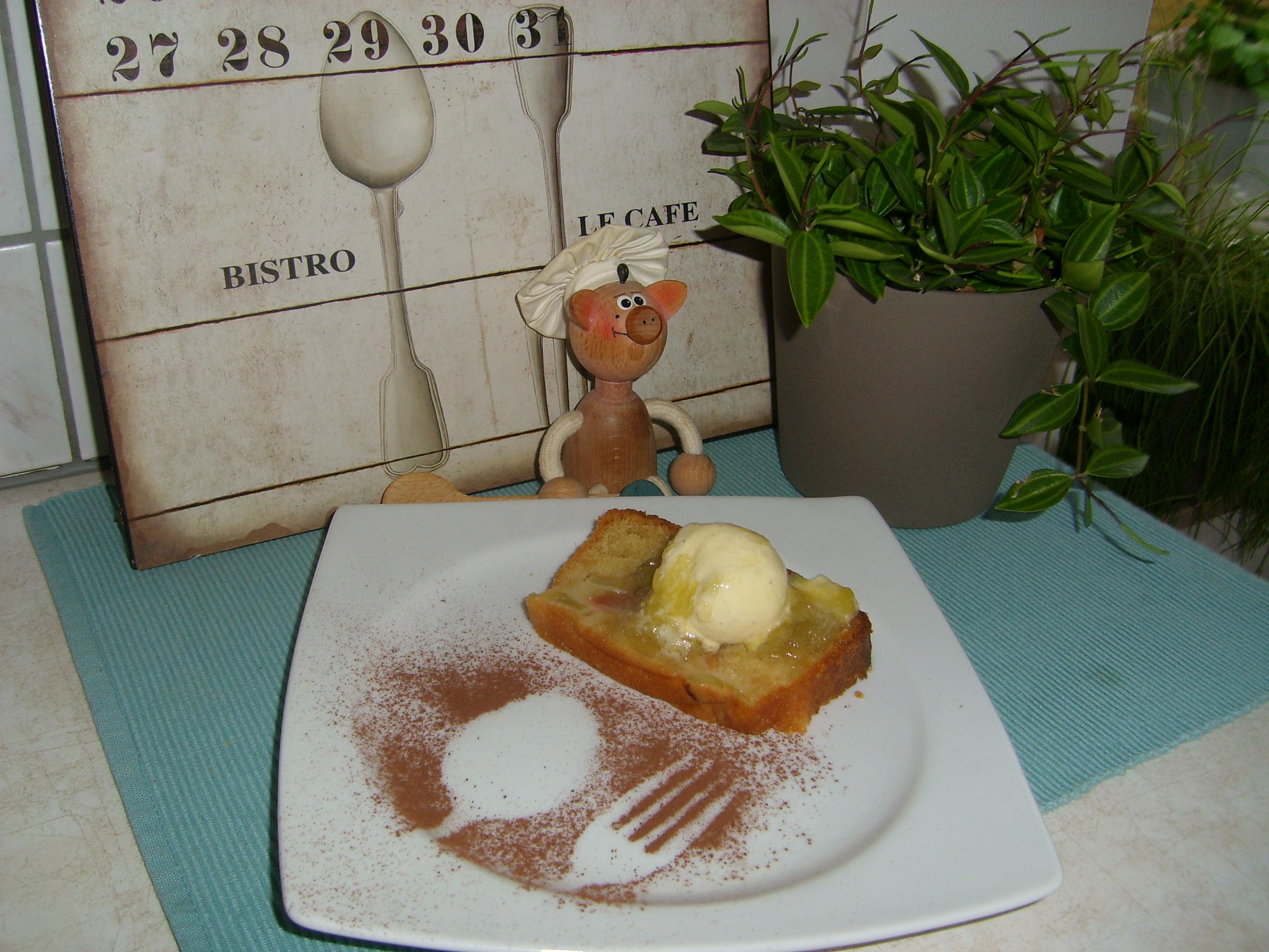 Dessert: cake verwend door ijsje met rabarbercompot