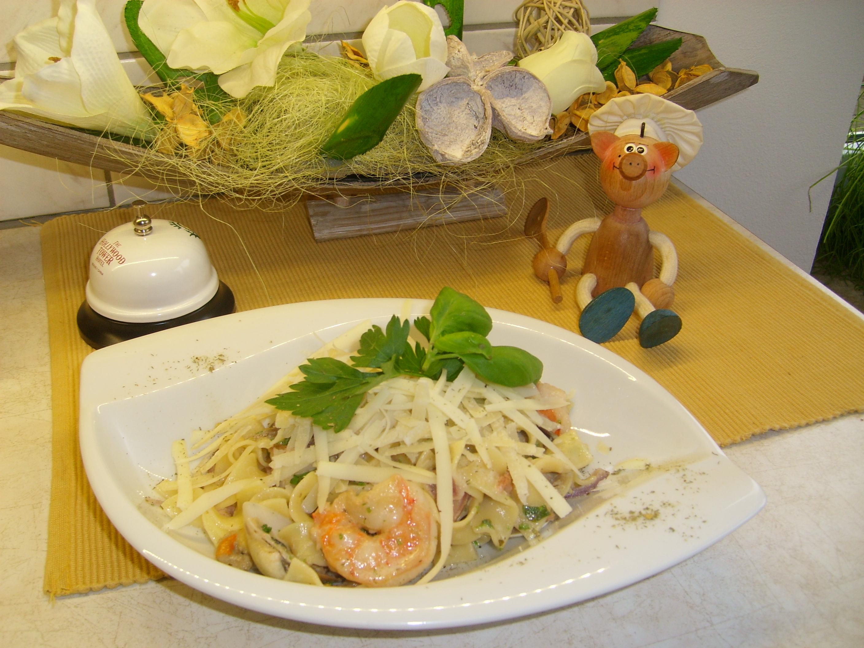 Zeevruchten met pasta bedolven onder de macarpone met een geur van limoncello