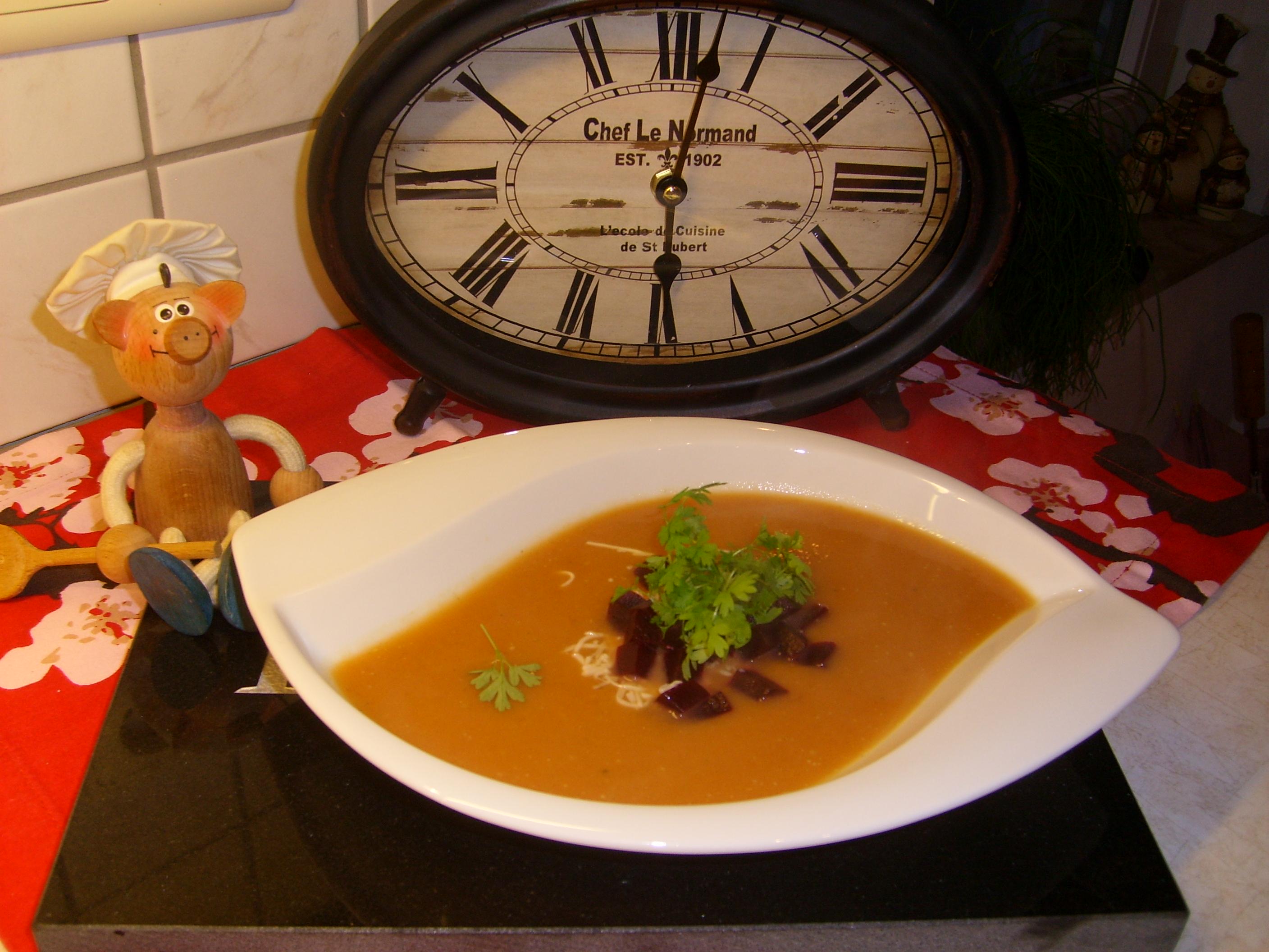 Soepje met rode biet en groenten