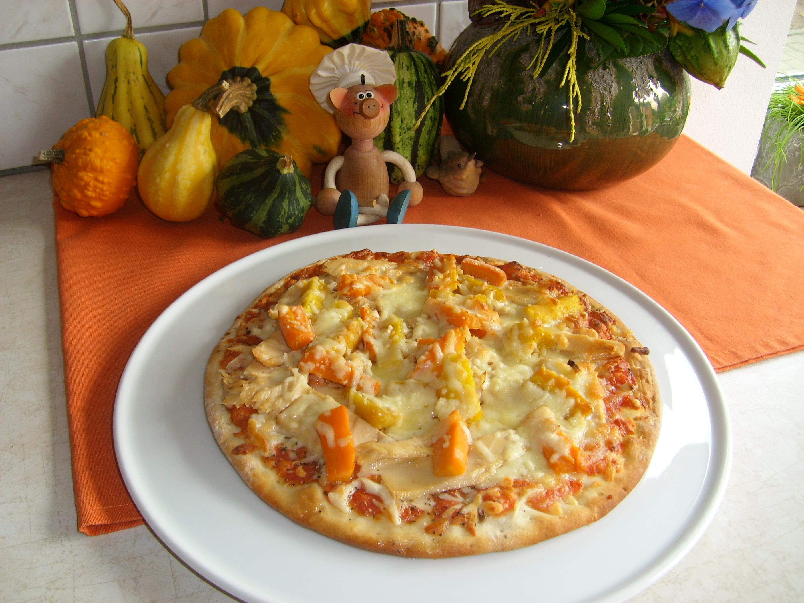 Pizza met tonijn en opgelegde wortelen met mierikswortel