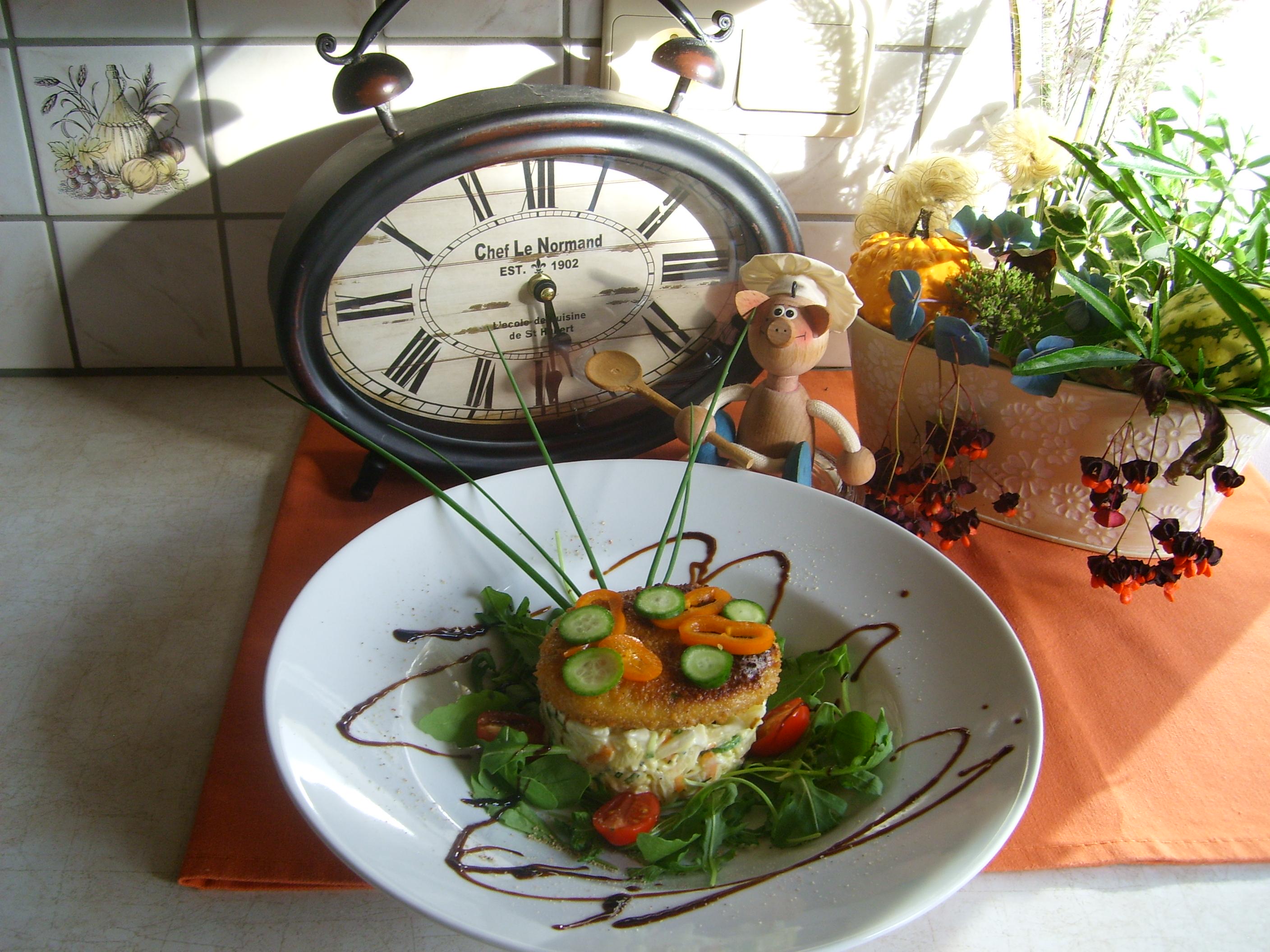 Kabeljauwsteak gepaneerd op een frisse salade