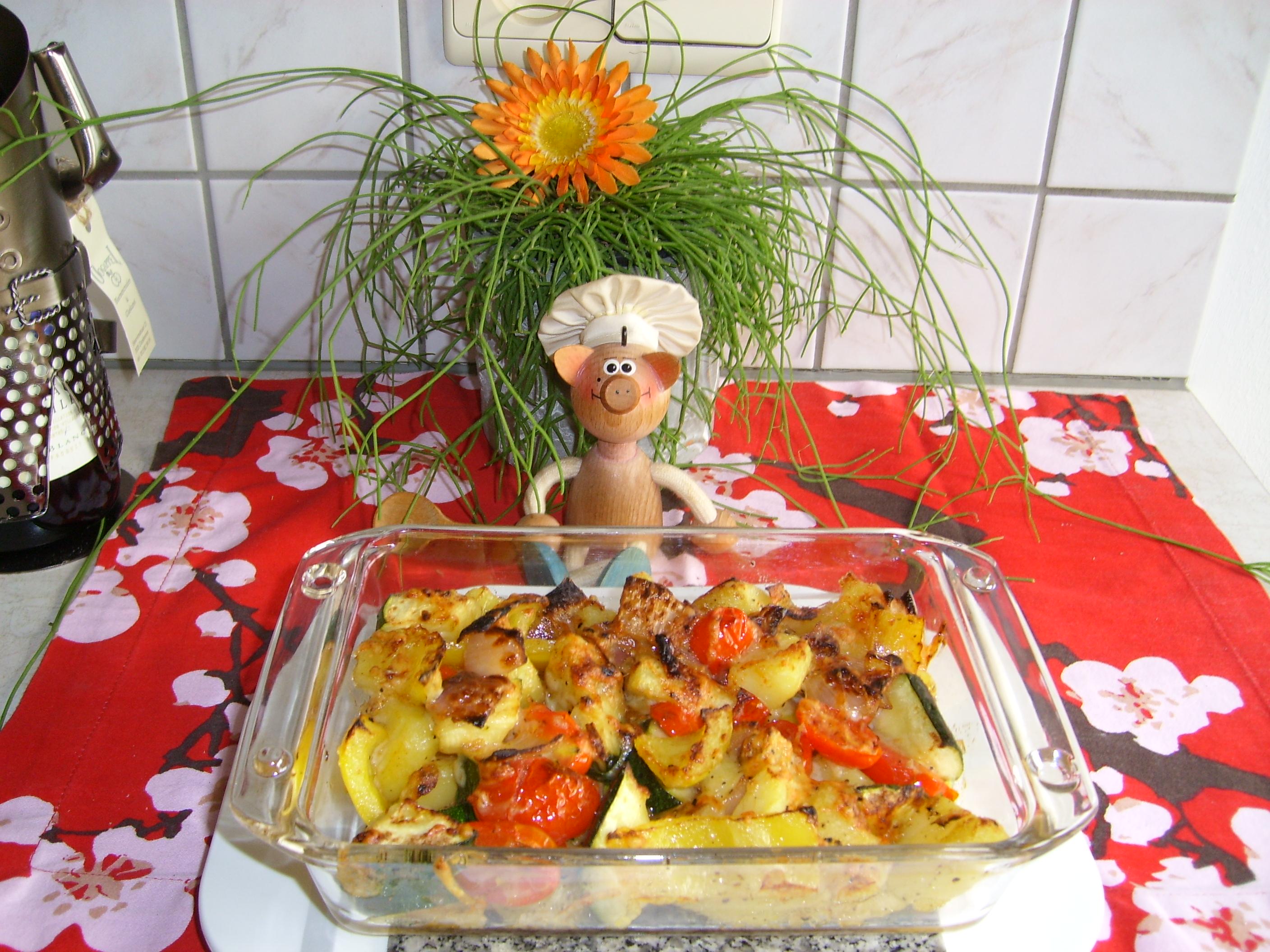 Aardappelen met gewokte groenten en kaas onder de grill