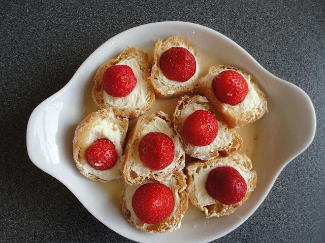 Soesjes met aardbei in vanillevlabodempje