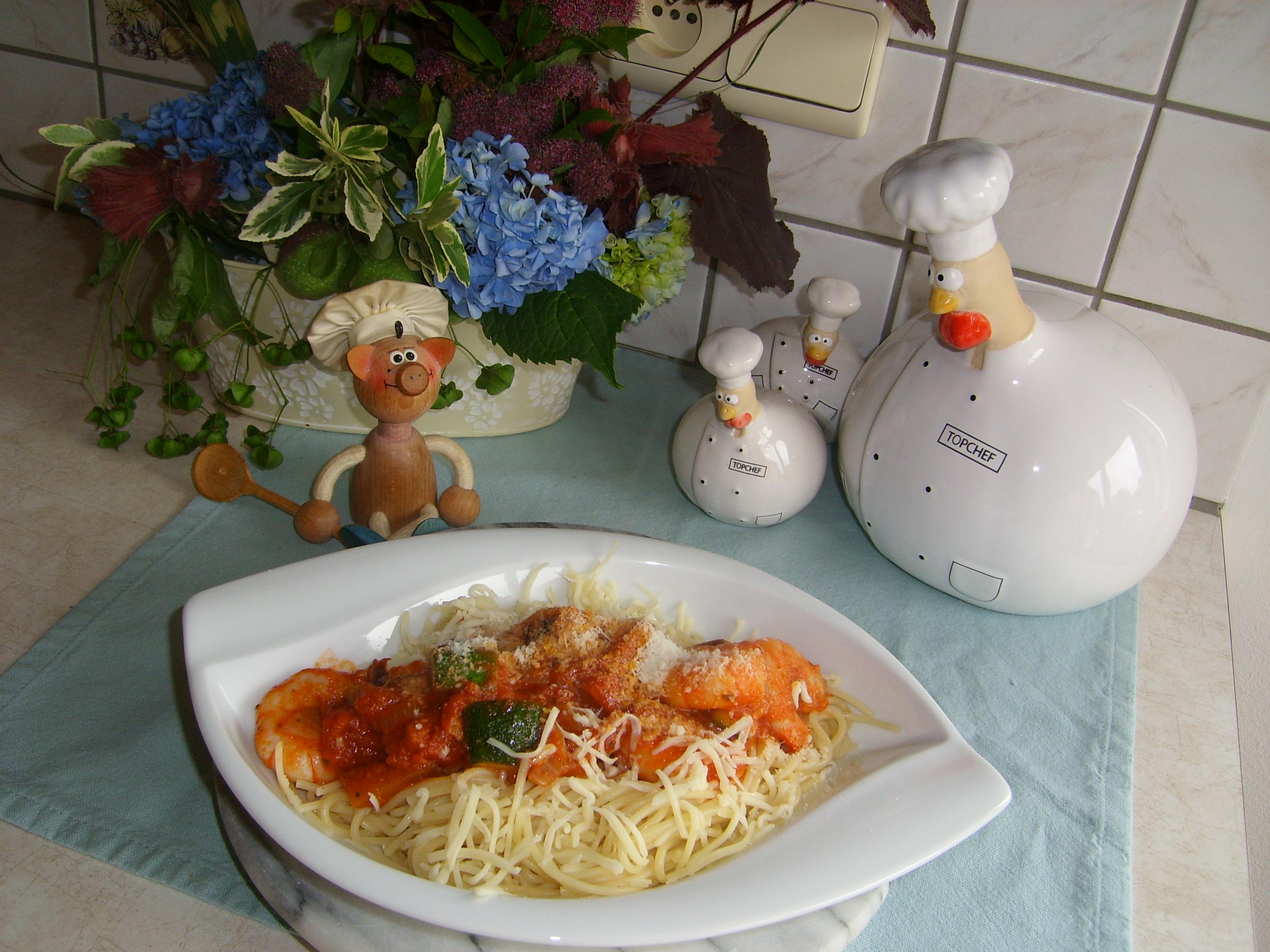 Spaghetti met scampi's in een pecorino tomatensausje