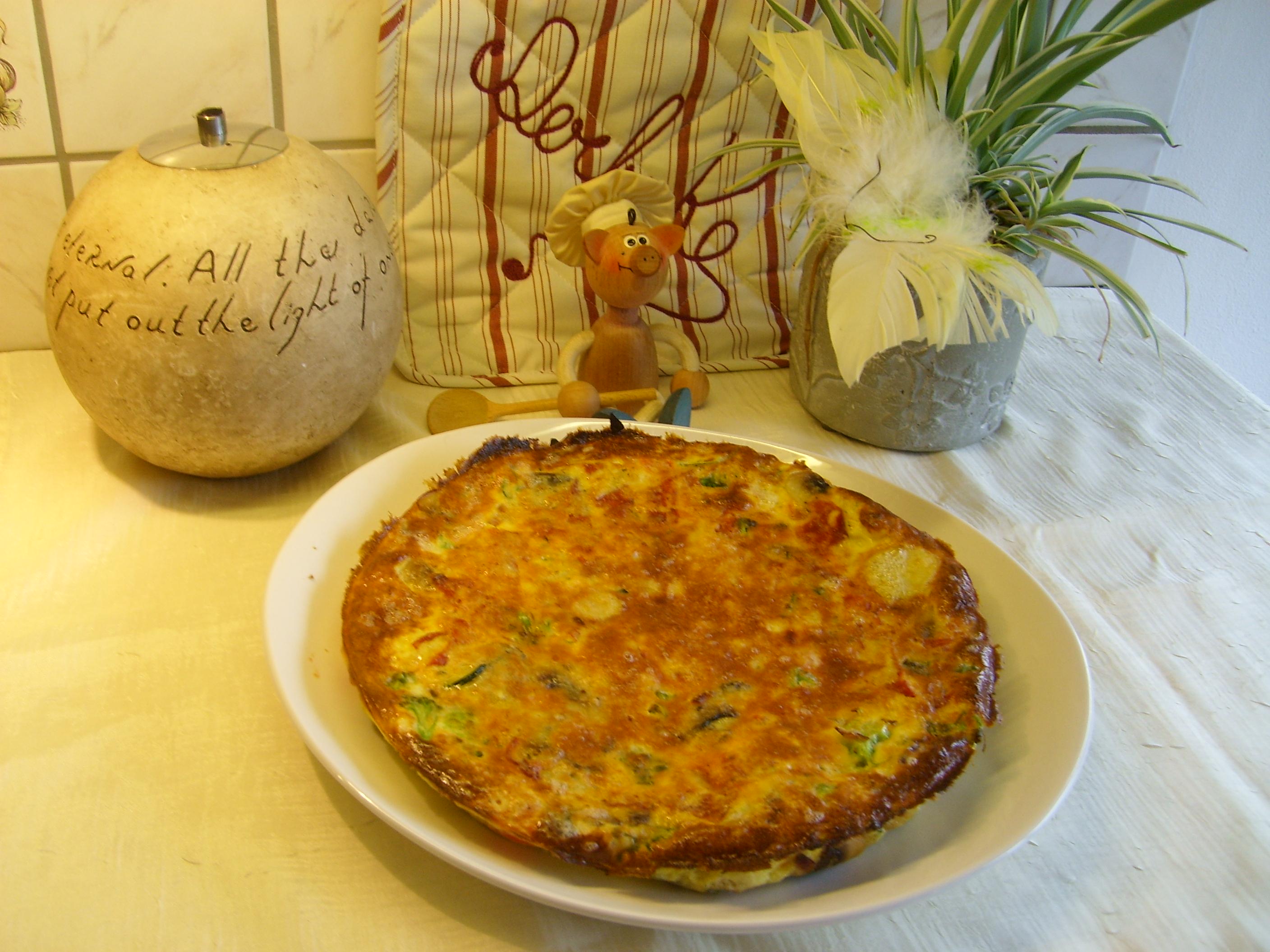 Omelet goed gevuld met groenten en chorizoham