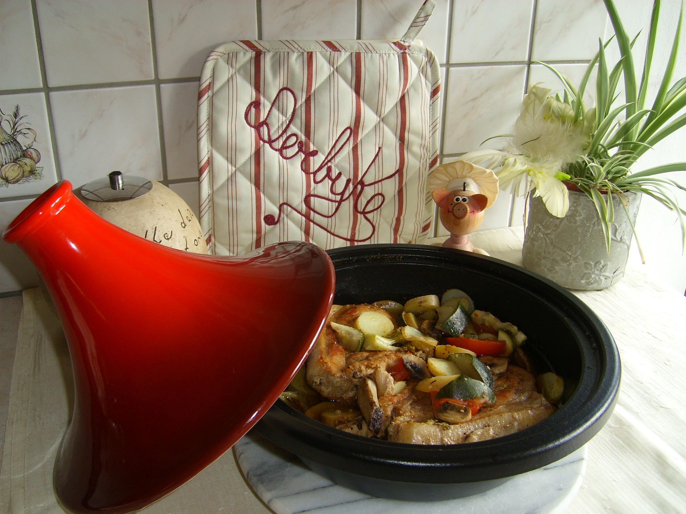 Tajine: cote à l'os de porc met groenten 