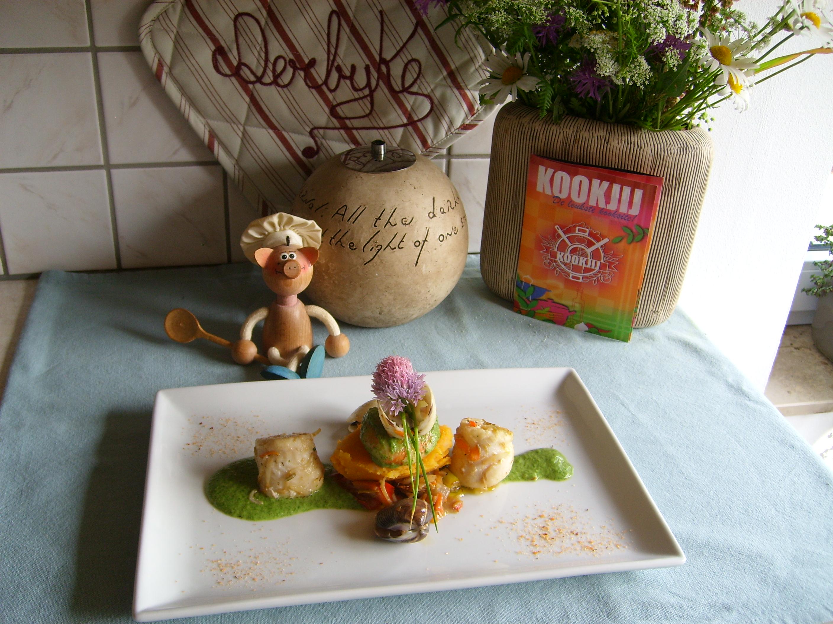 Zeetongrolletjes gevuld met zalm met een sausje van rucola