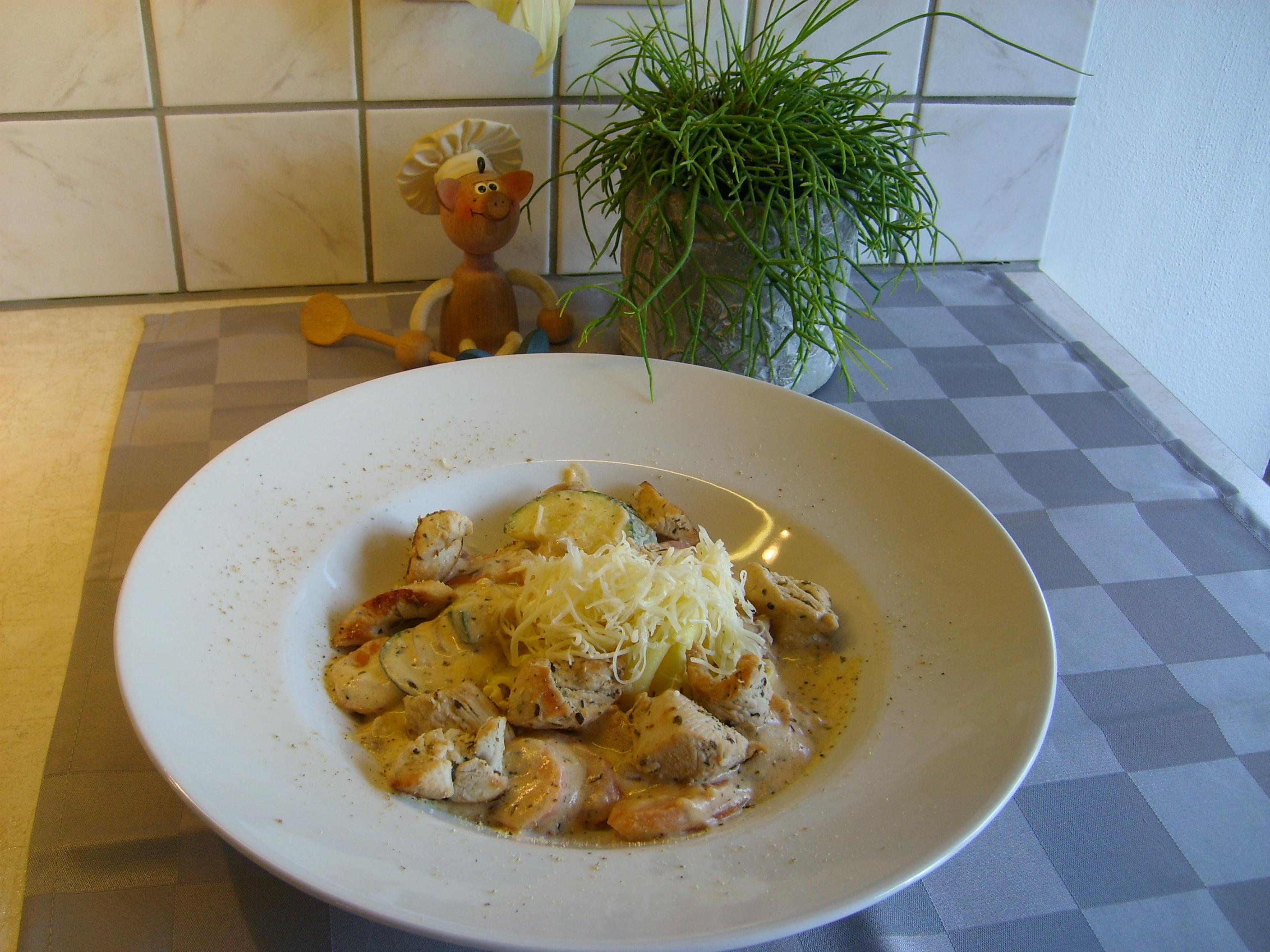 Pasta met kalkoenblokjes in een kaassausje