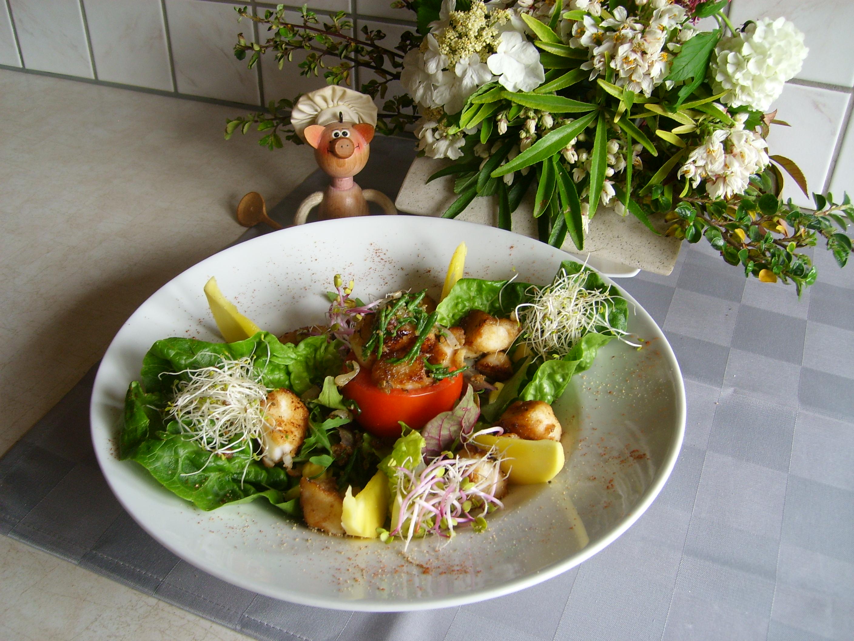 Salade van roodbaars op vel met zijn garnituren