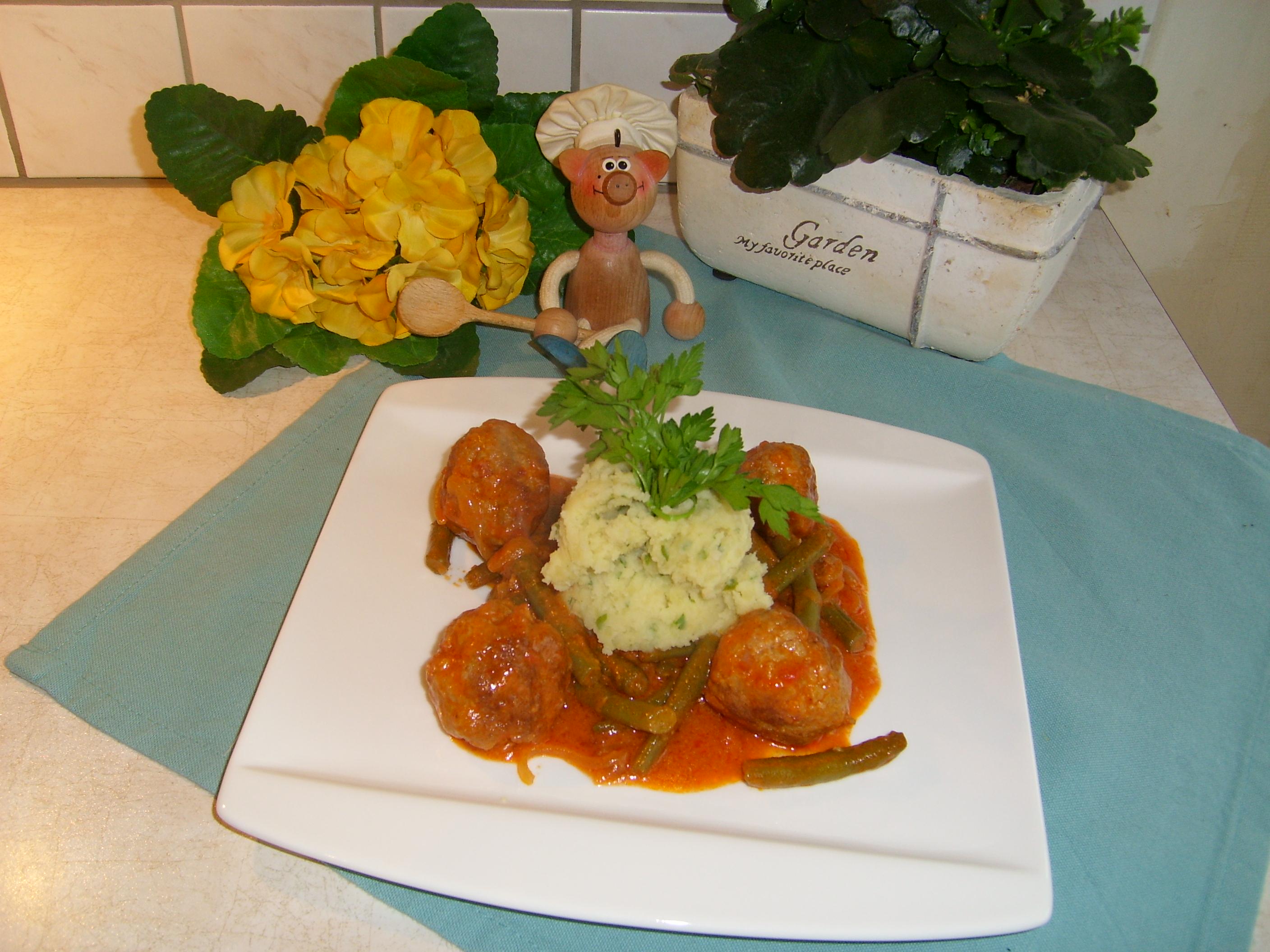 Boontjes in tomatensaus met bouletten met peterselie-aardappelen
