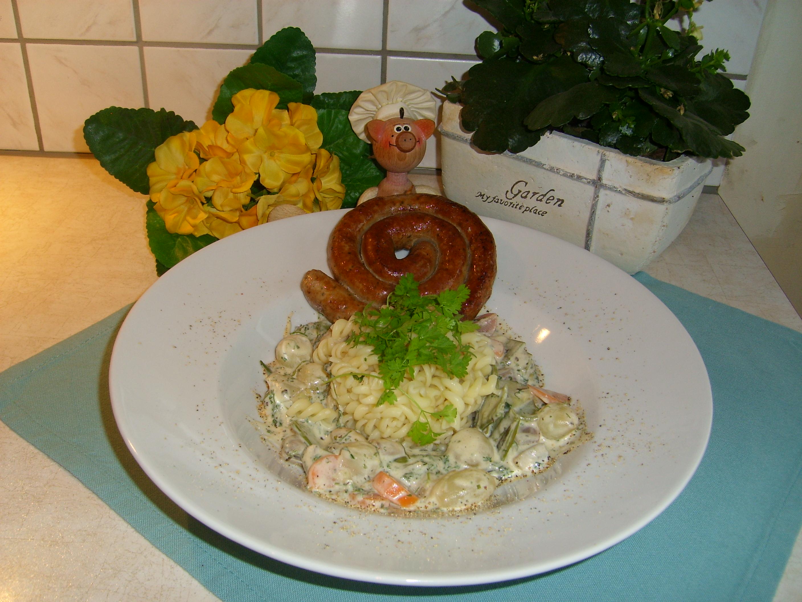 Spirelli met een kervelgroenten sausje en worst