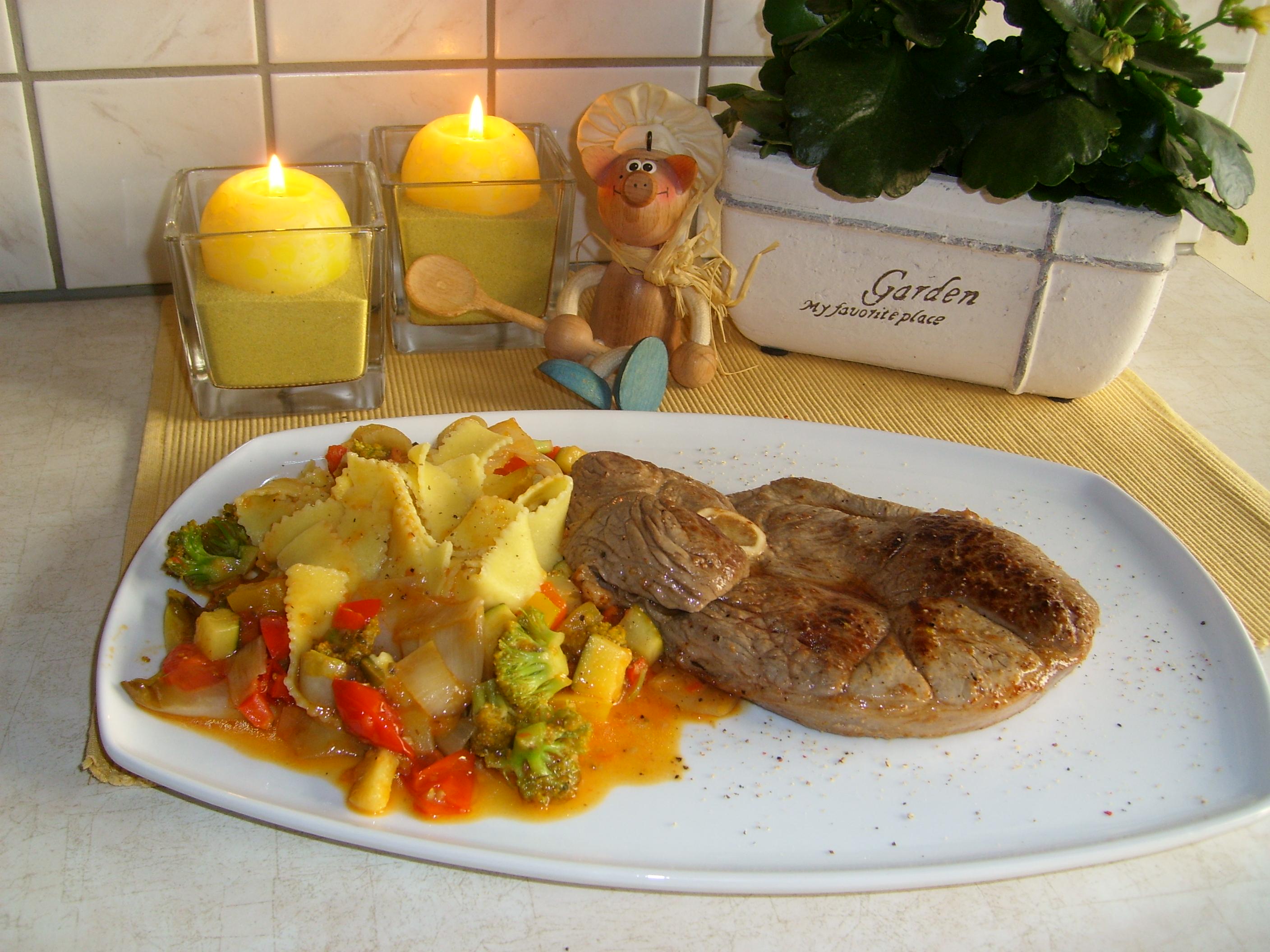 Lamsboutsnede met pasta en frisse groenten