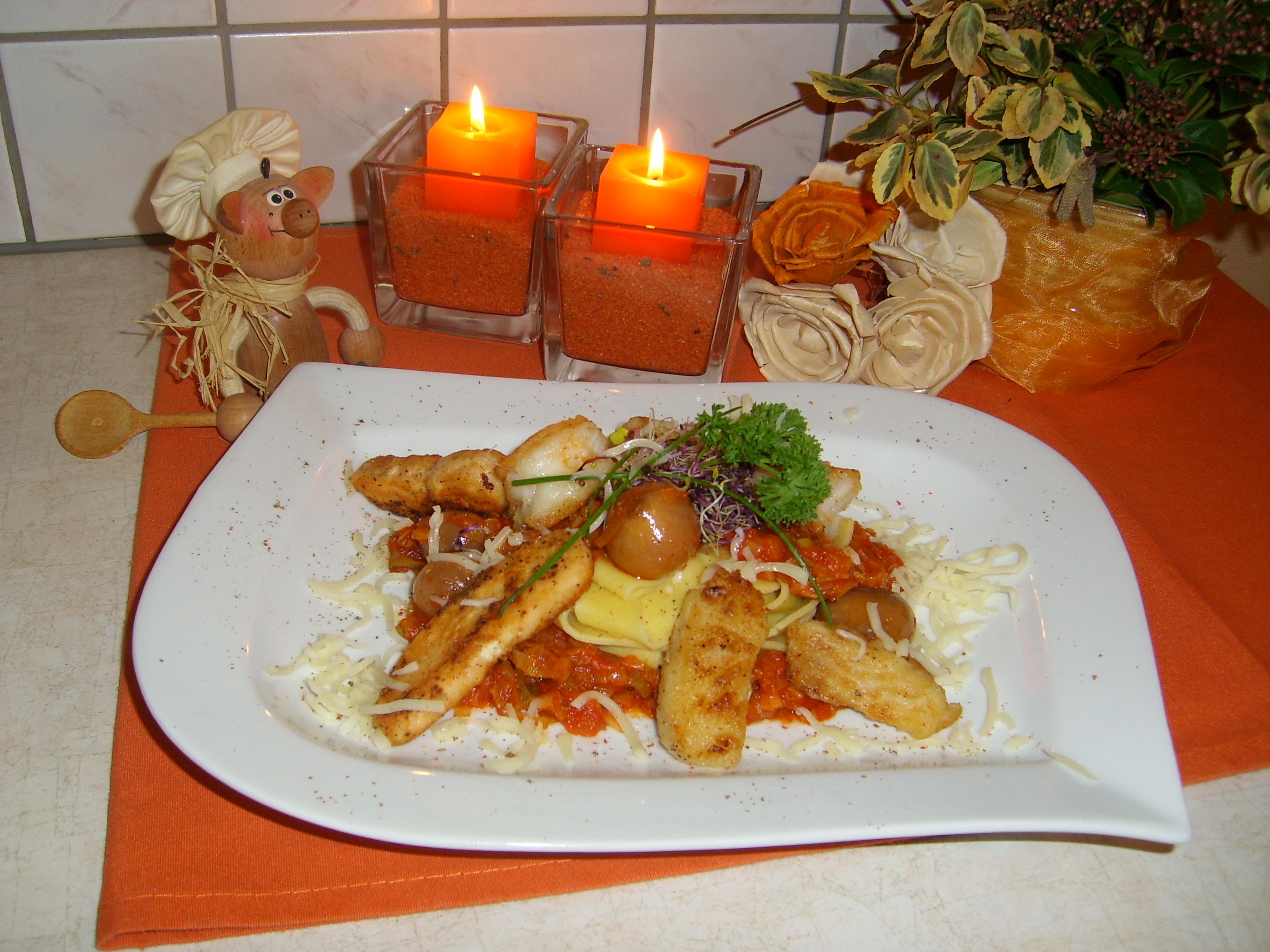 Pasta verwend met vis badend in een sausje