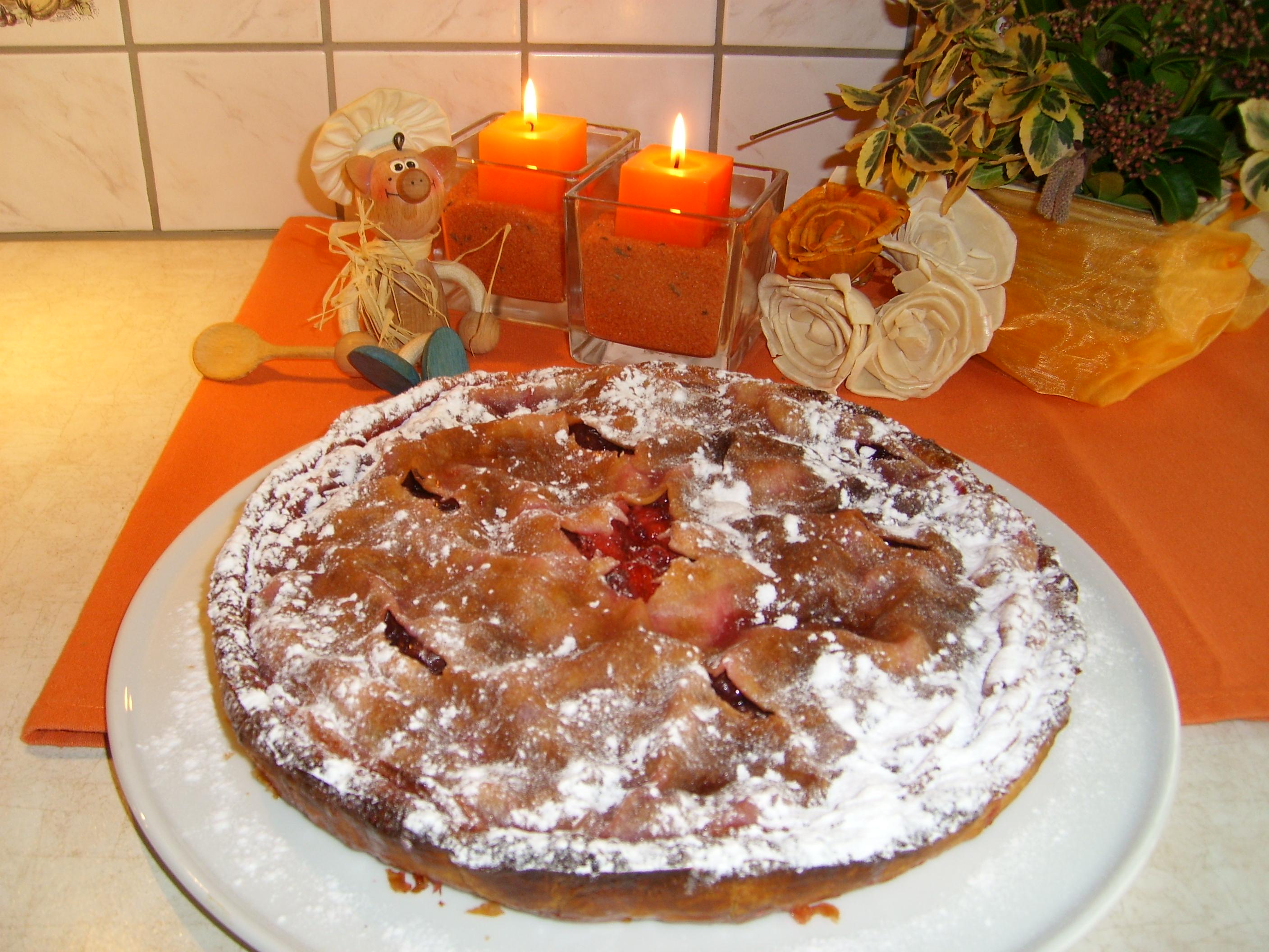 Taart met kersen-aardbeien in een bladerdeegkorst