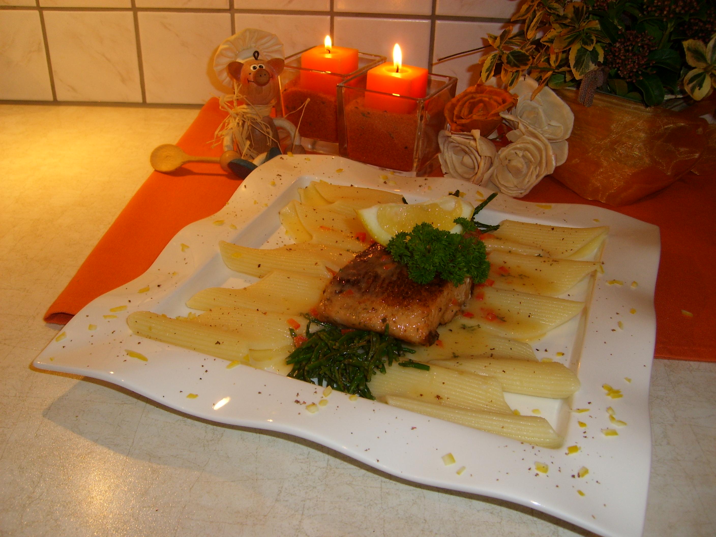 Zalm op een bedje van pasta met citroensaus