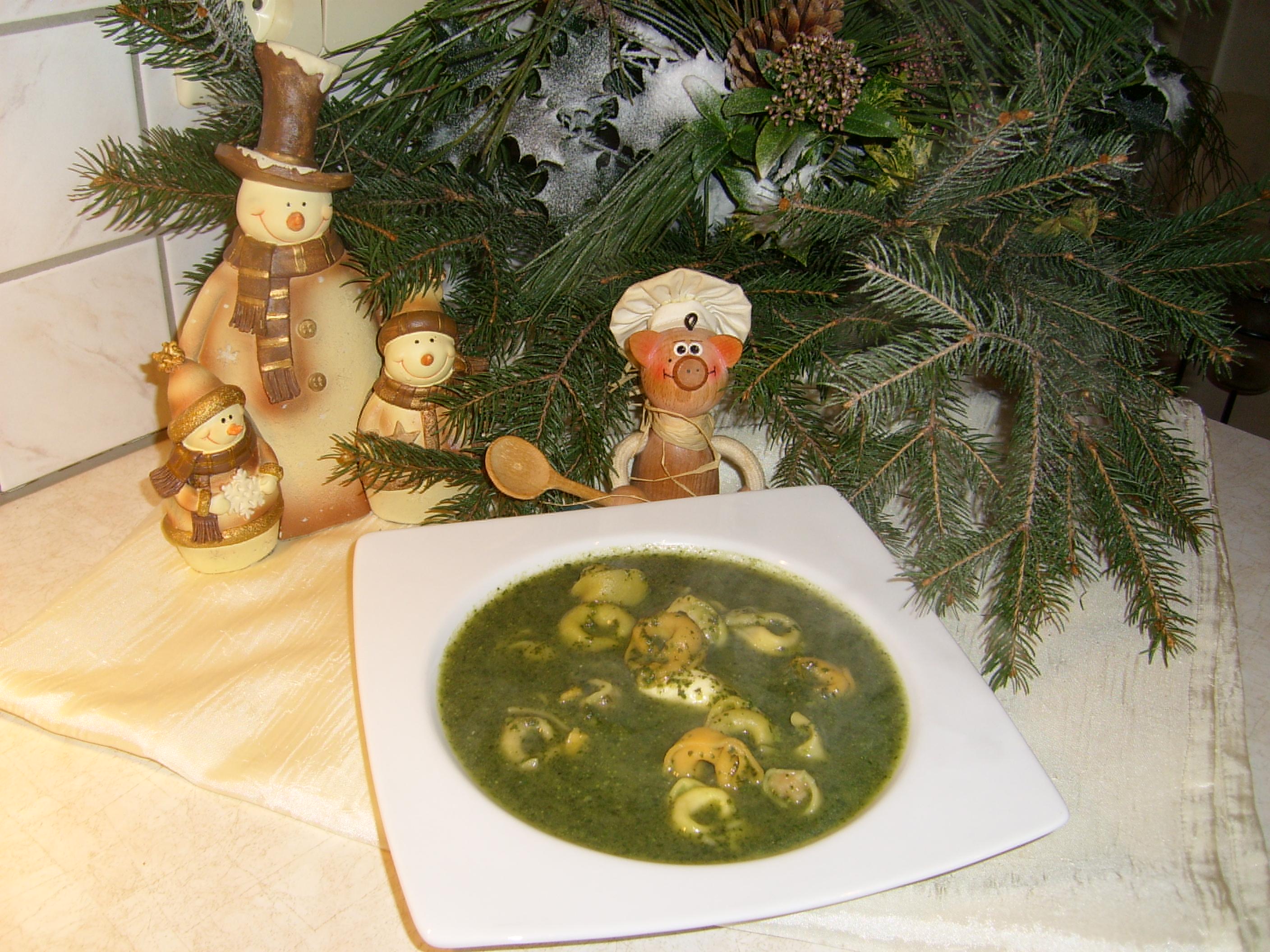 Soep van spinazie en tortellini gevuld met spinazie