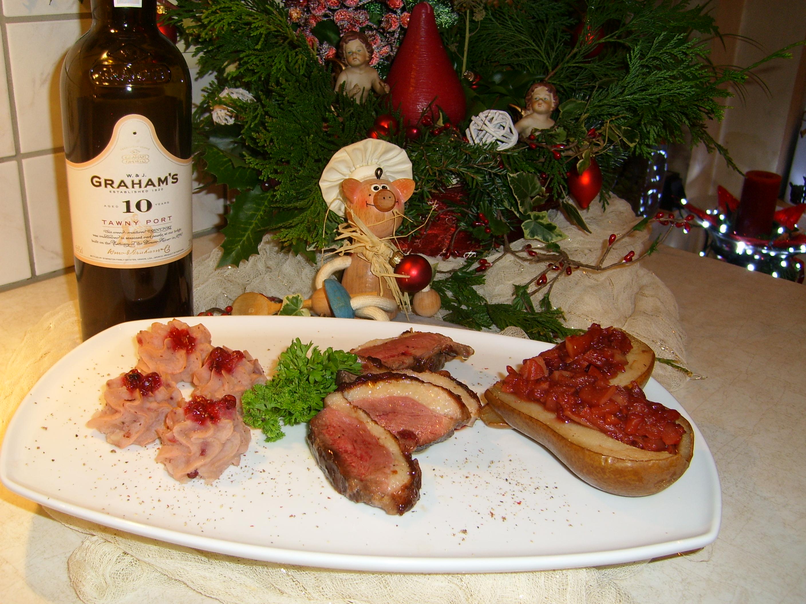 Eendenborst vergezeld met dronken peren in porto