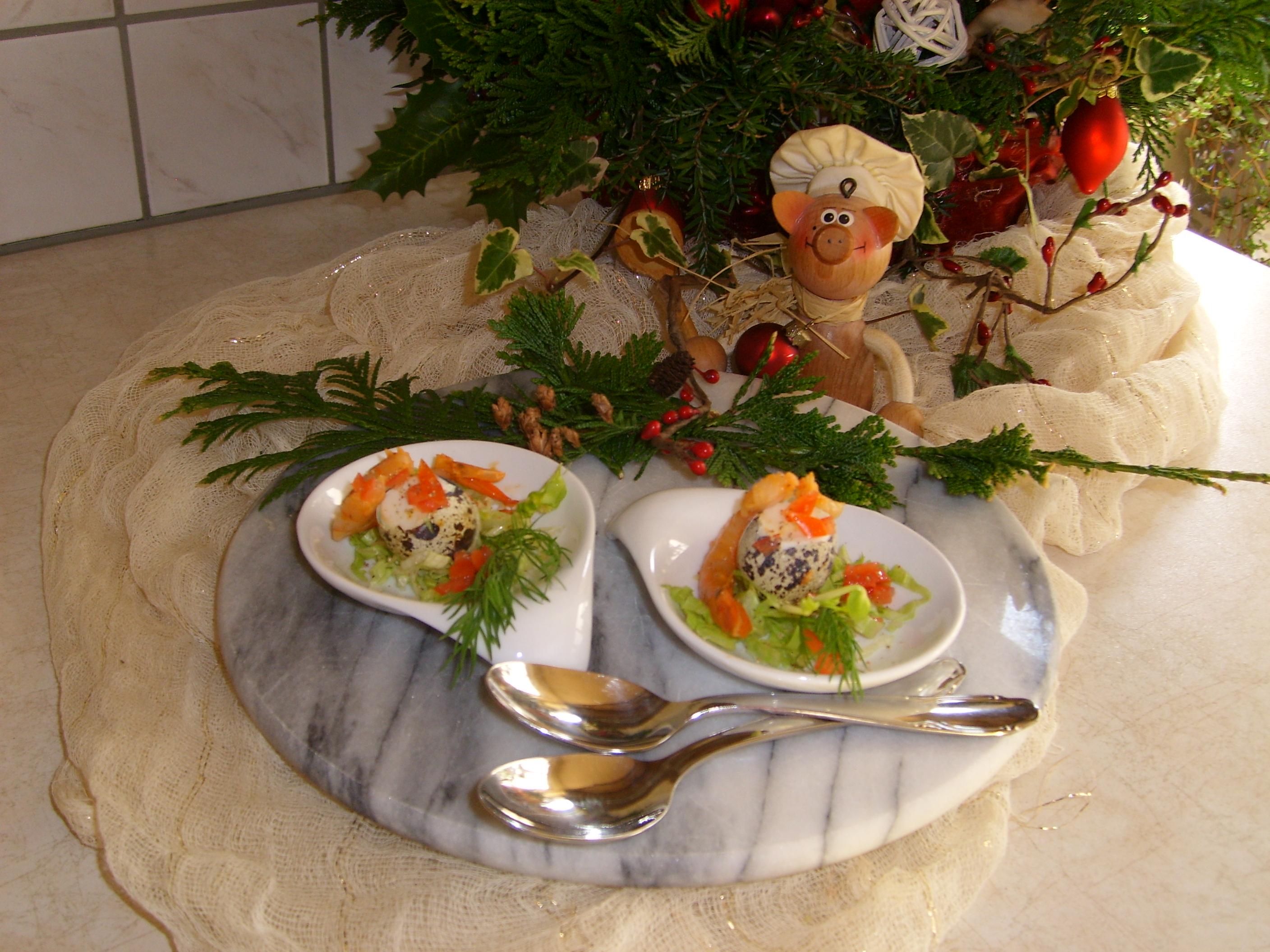 Hapje : kwarteleitjes gevuld met stukjes scampi