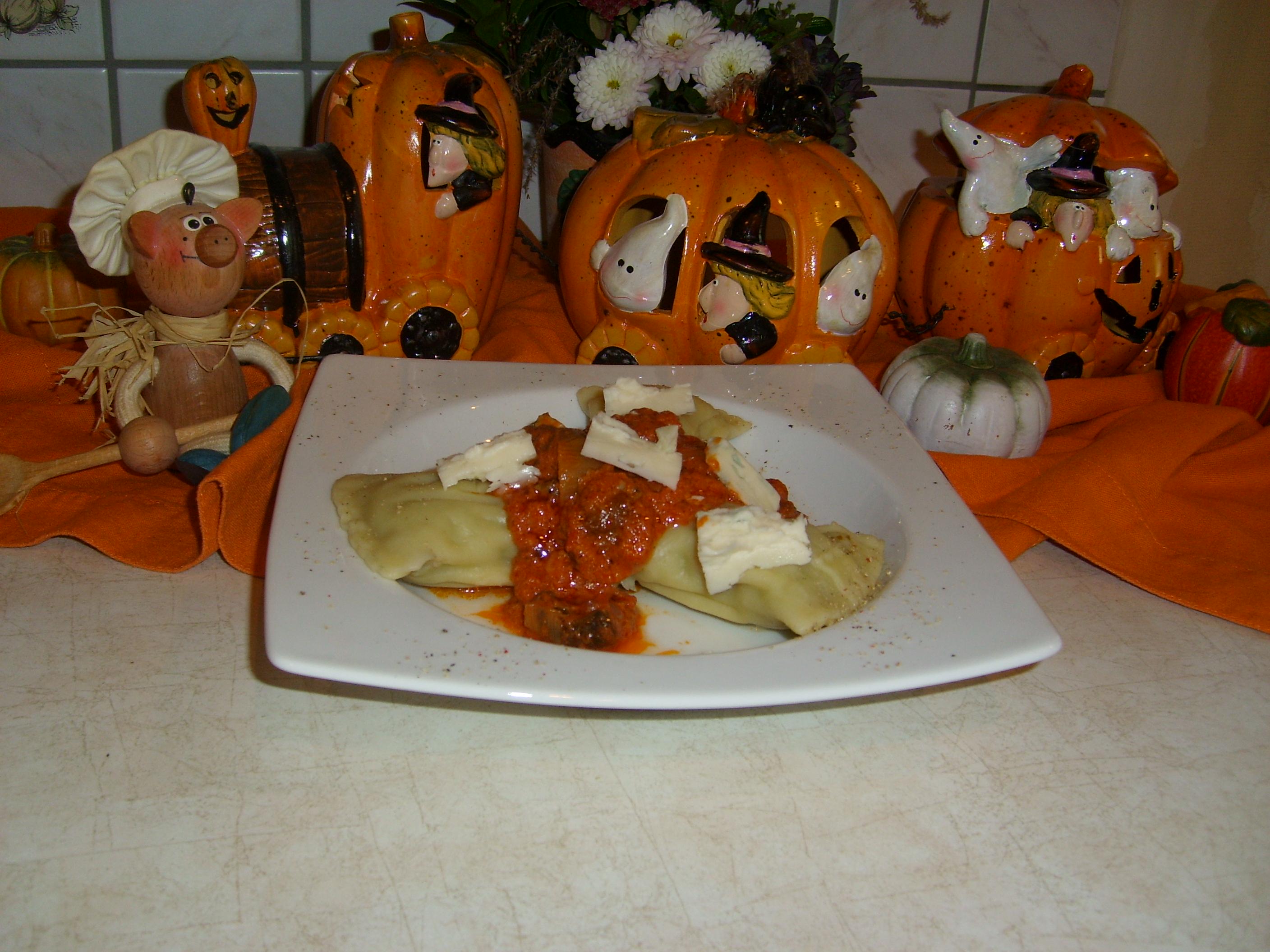 Maultaschen met een pittig tomatensausje en gorgonzola