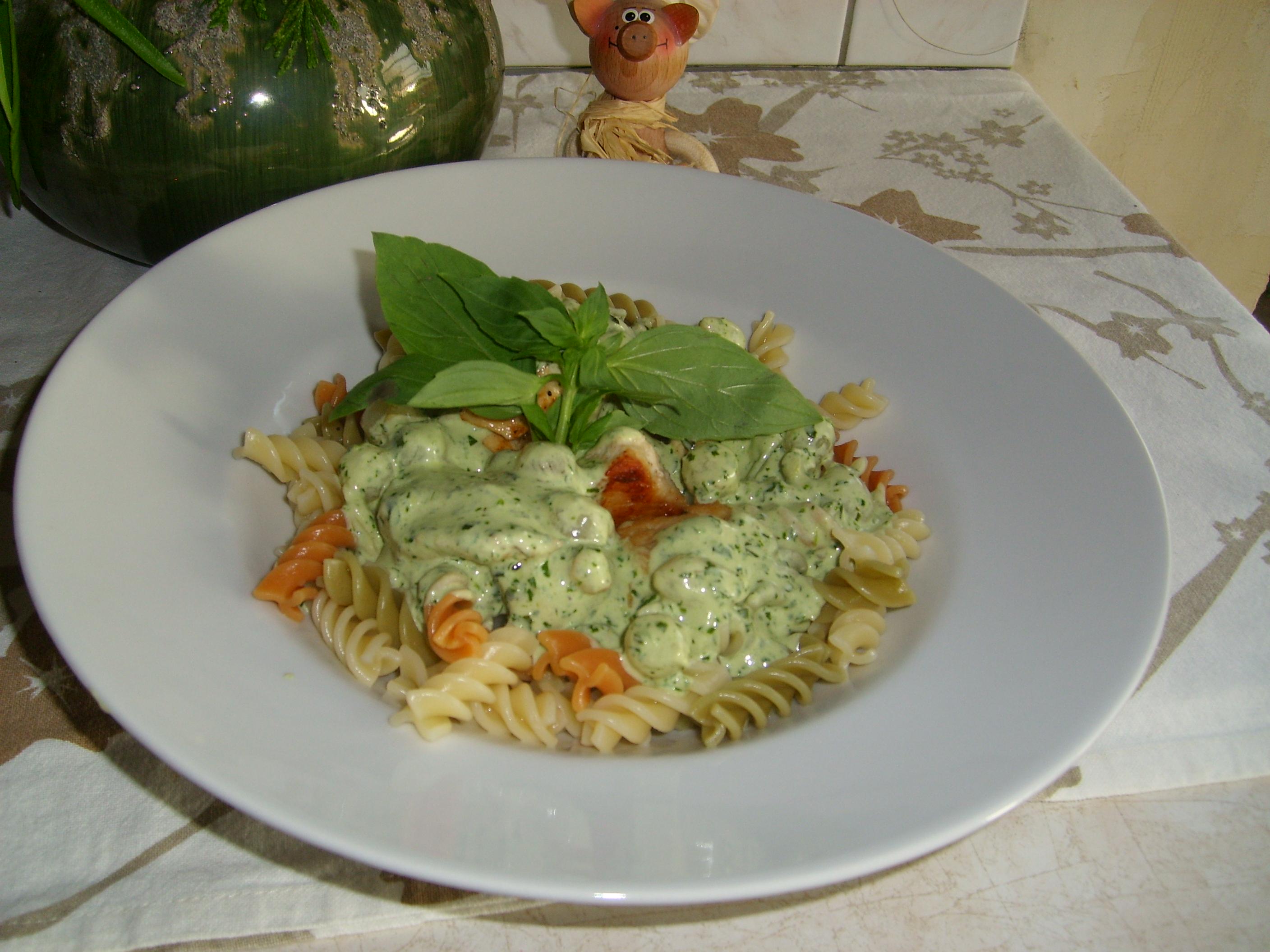 Tricolore pasta met kip vergezeld met een fris sausje