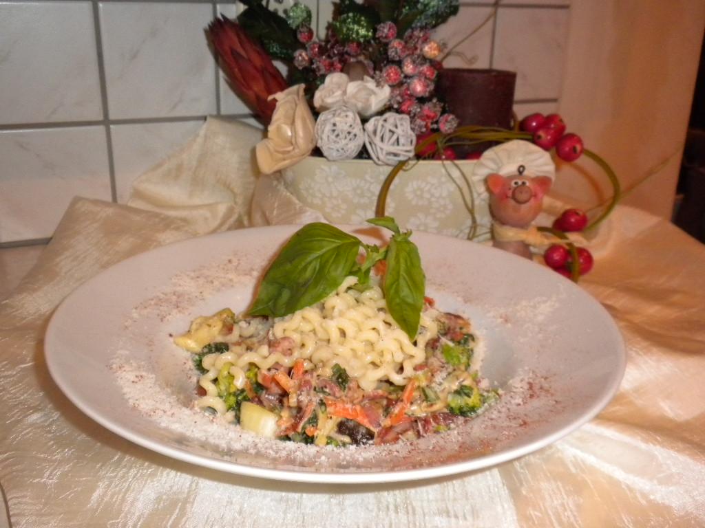 Pasta met verse basilicum en gerookt spek
