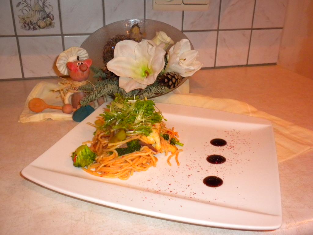 Vegetarische pasta met een coulis van rode en oranje  paprika