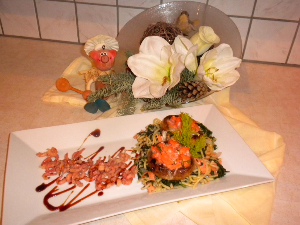 Gevulde champignons op een bedje van pasta en spinazie